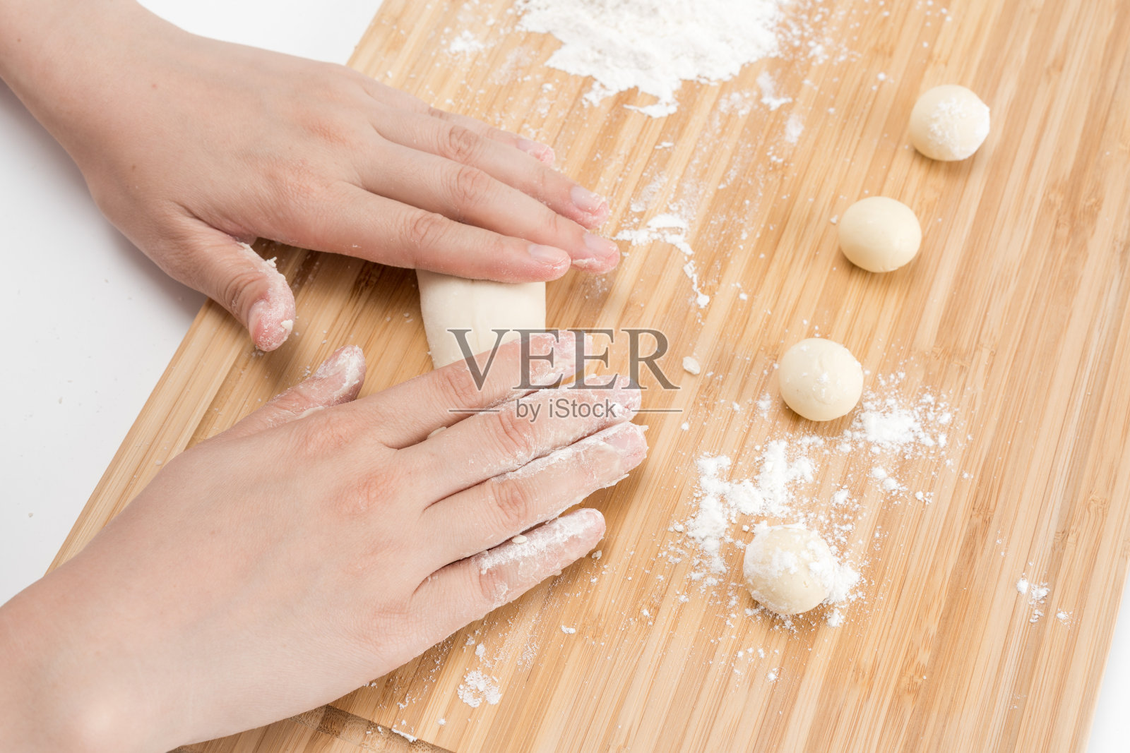 亚洲妇女正在做汤圆照片摄影图片