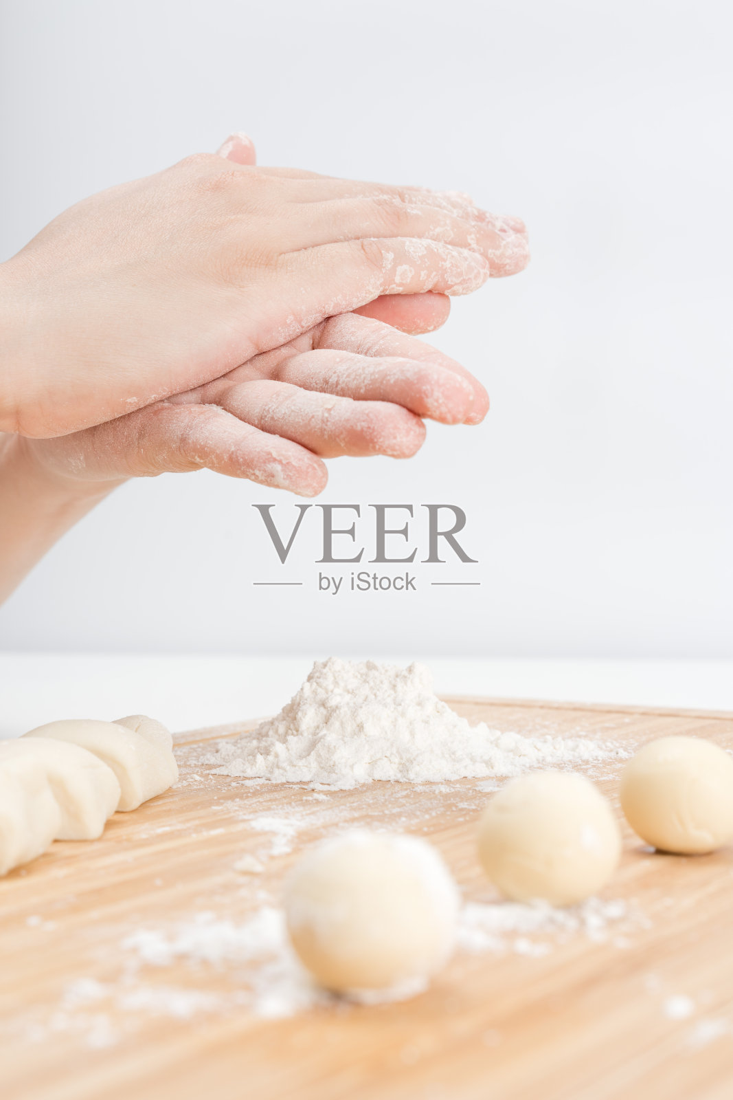 亚洲妇女正在做汤圆照片摄影图片