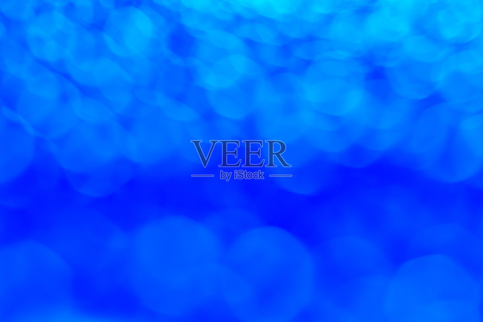 蓝色略带绿松石色模糊的背景，由空白的水平空间分隔。照片摄影图片