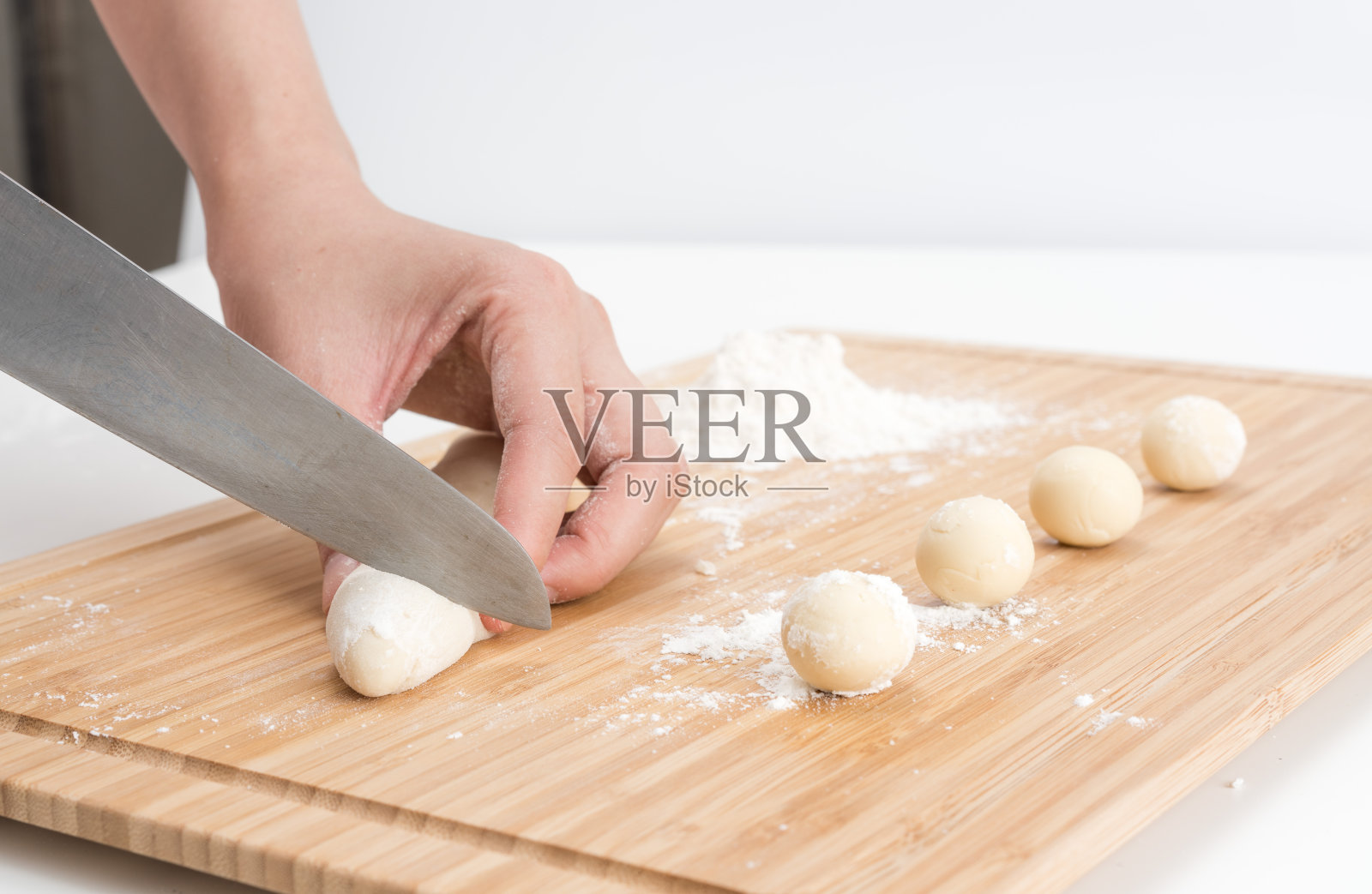 亚洲妇女正在做汤圆照片摄影图片