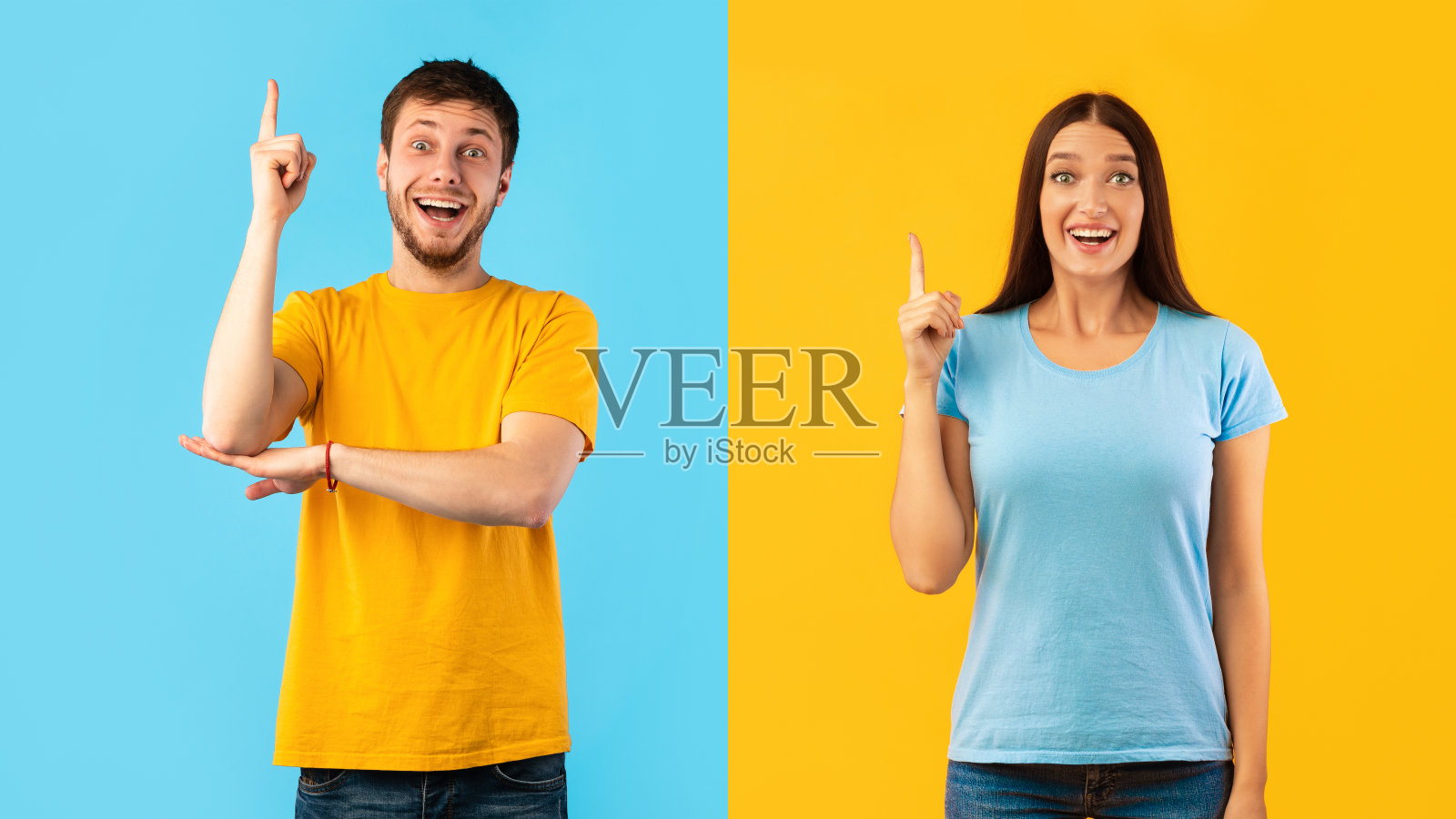 一对激动的情侣有了好主意，然后指着上面照片摄影图片