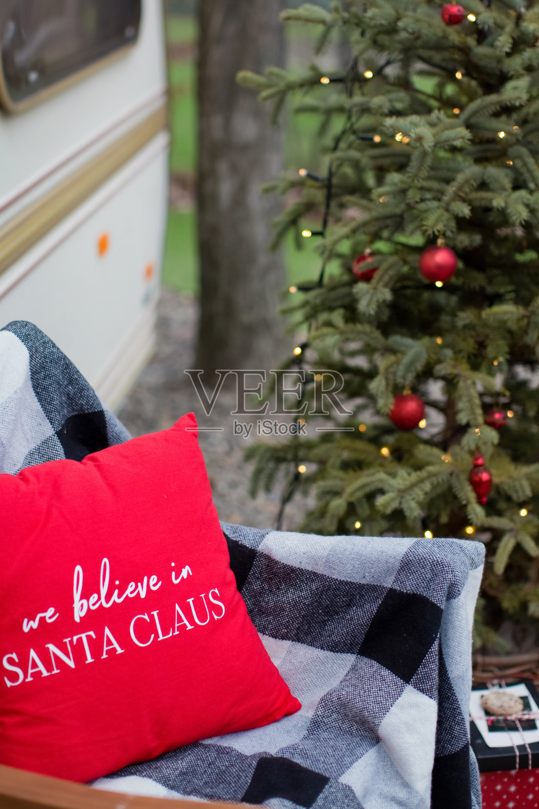 圣诞树旁的圣诞枕头照片摄影图片