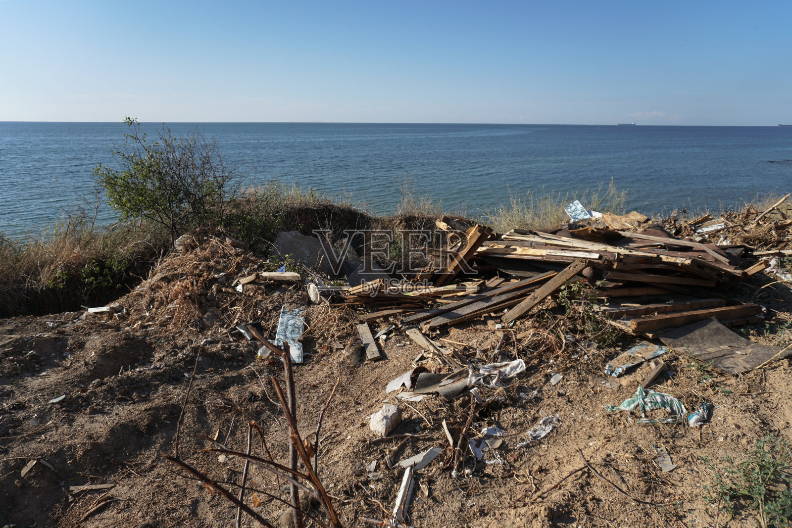 垃圾填满了海岸。人类活动的痕迹。印度海岸的污染照片摄影图片