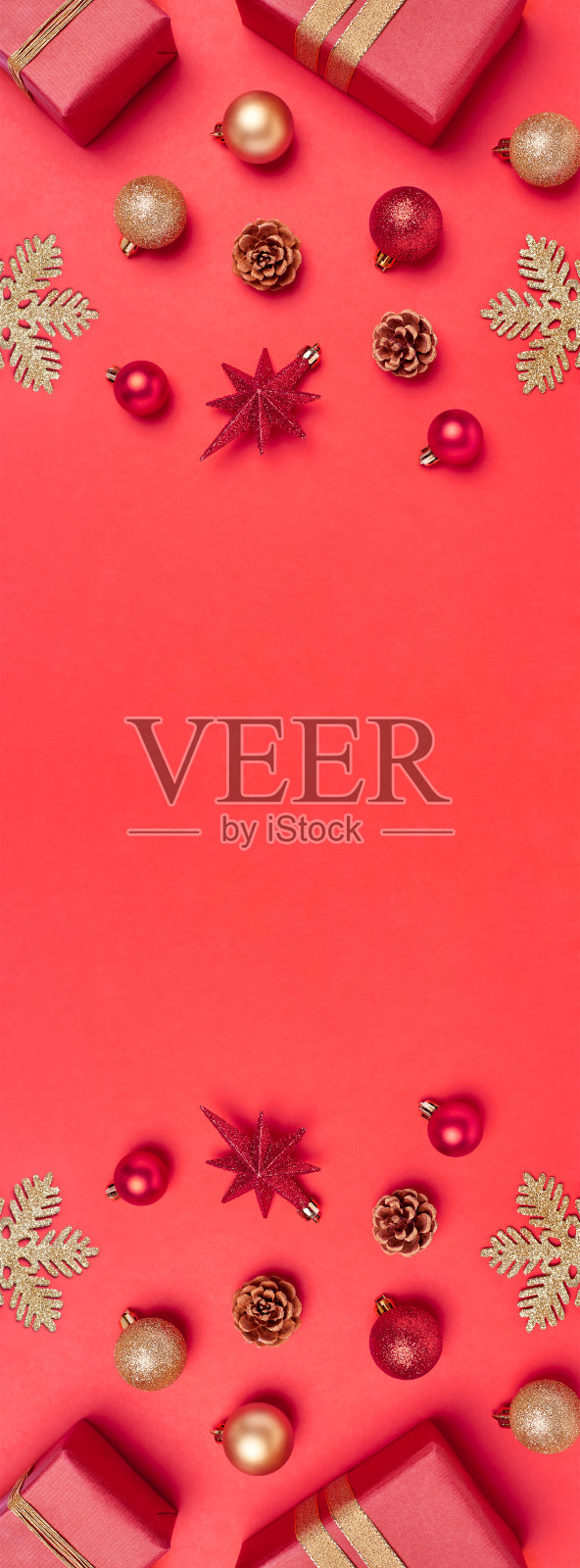 圣诞快乐的红色卡片，星星，礼物和球的装饰品。副本的空间。垂直的名片。照片摄影图片