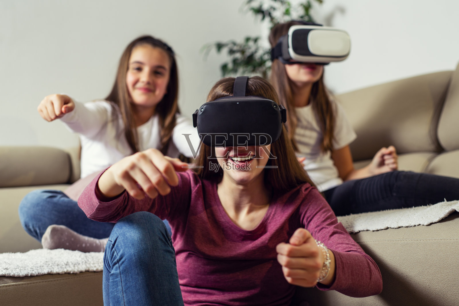 年轻女孩在家里玩电子游戏。照片摄影图片