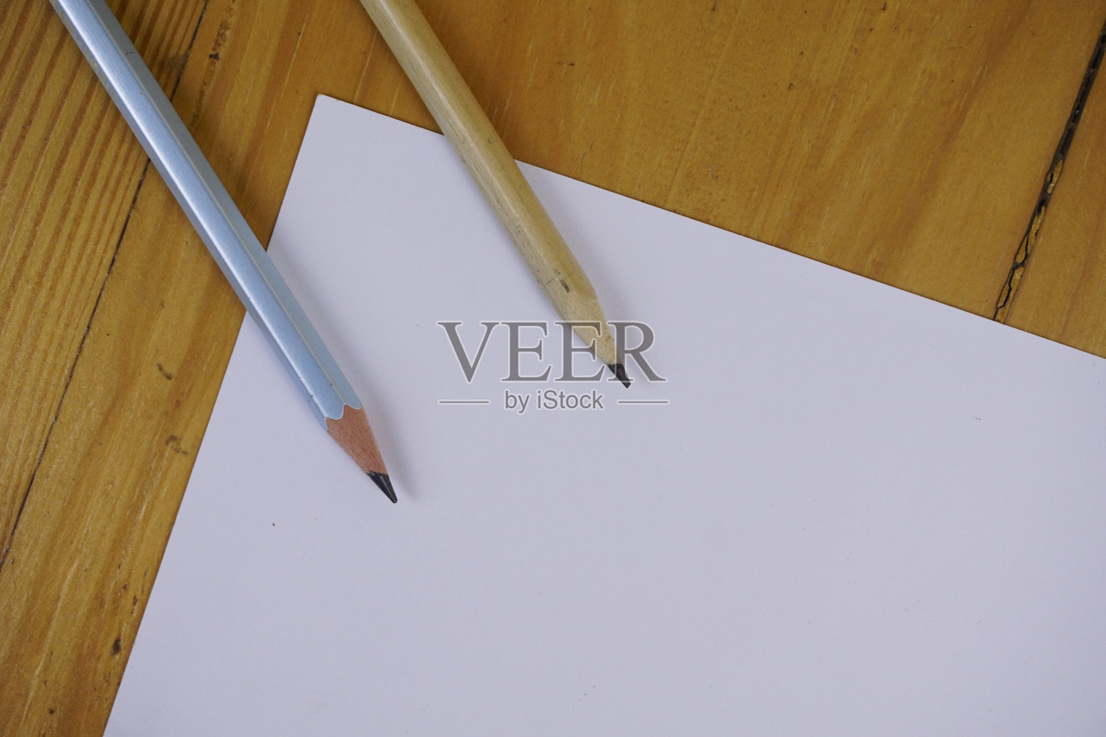 白纸和铅笔放在木桌上。复古复制空间背景概念照片摄影图片