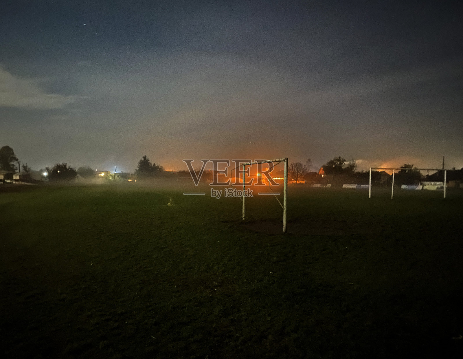 晚上足球场上有雾照片摄影图片