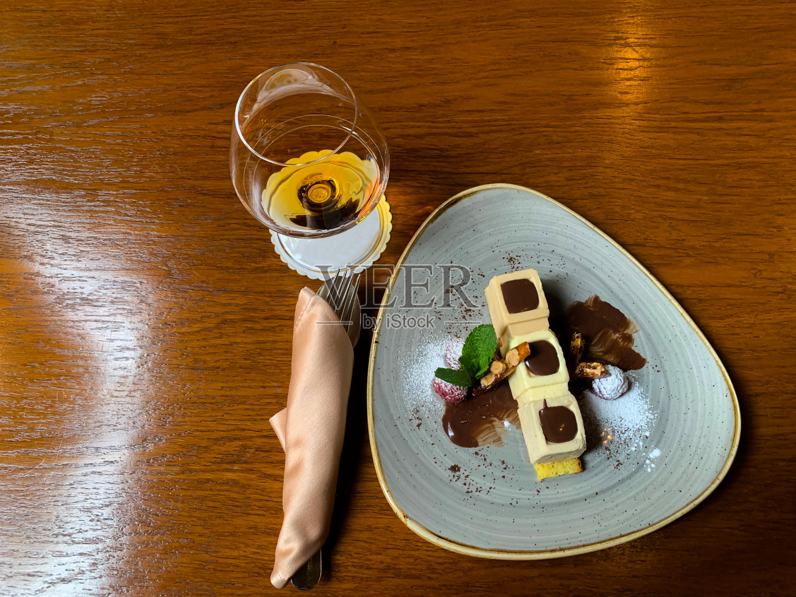 现代设计的提拉米苏和玻璃白兰地照片摄影图片