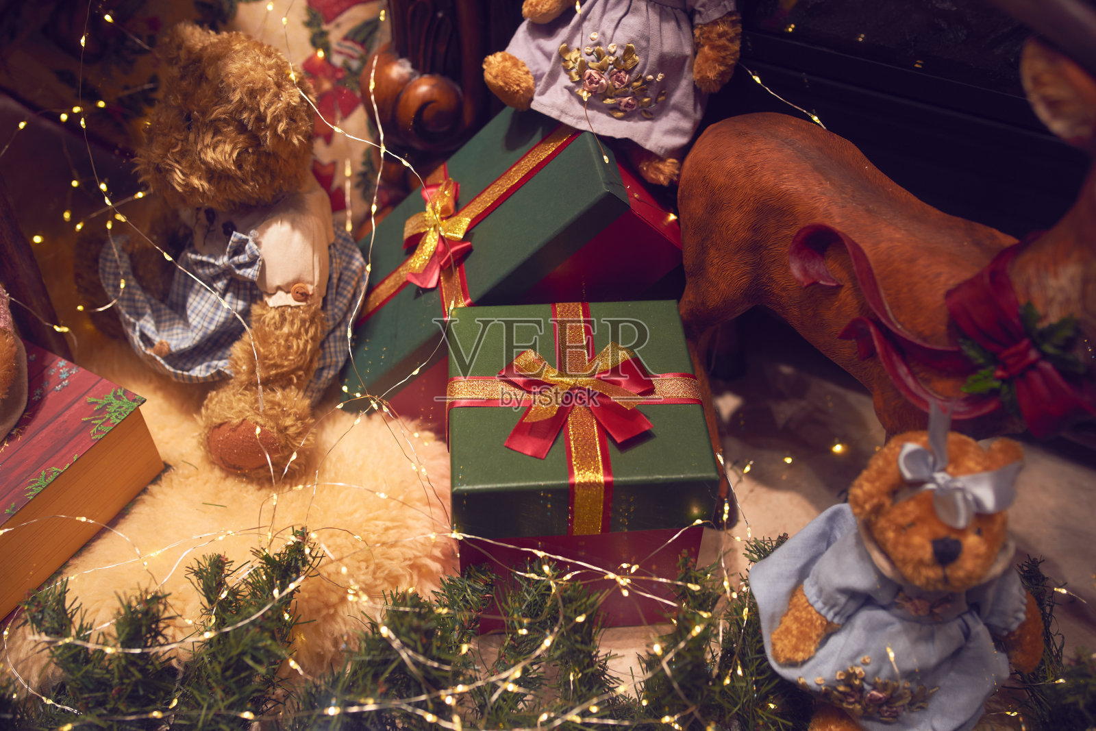 圣诞装饰品和礼物盒照片摄影图片