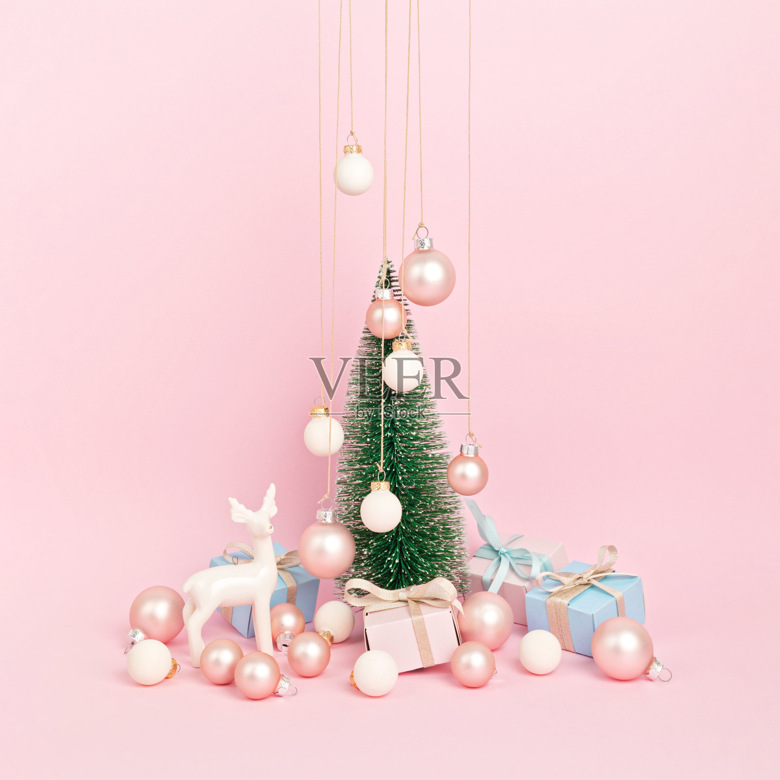 粉红色背景上有装饰品的圣诞树。寒假小图片照片摄影图片