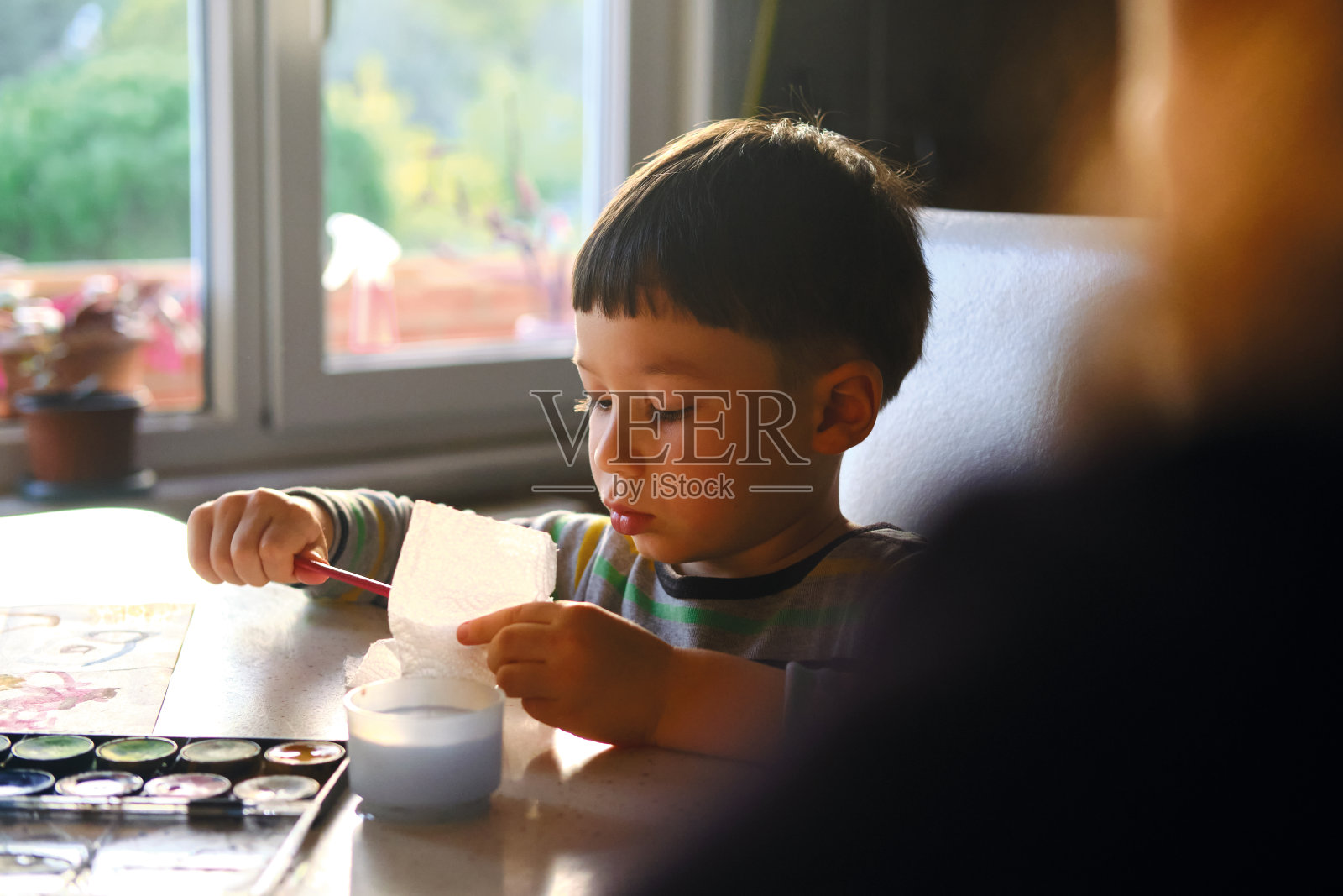 4-5岁儿童在家画水彩照片摄影图片
