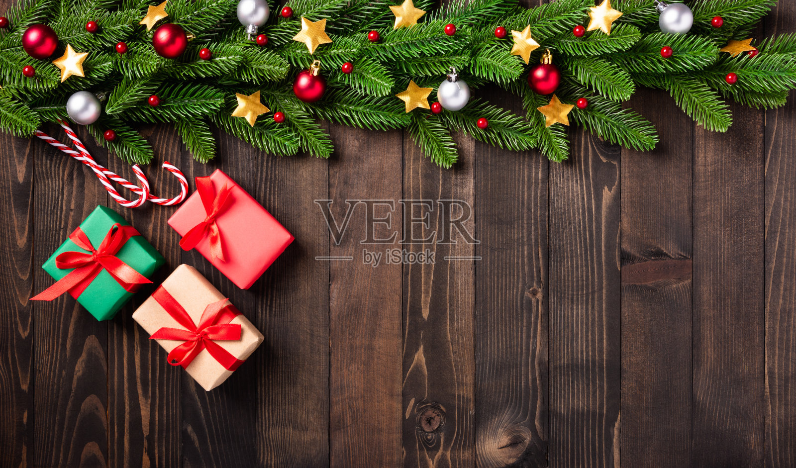 圣诞树冷杉树枝，和圣诞星星装饰小装饰品和礼盒照片摄影图片