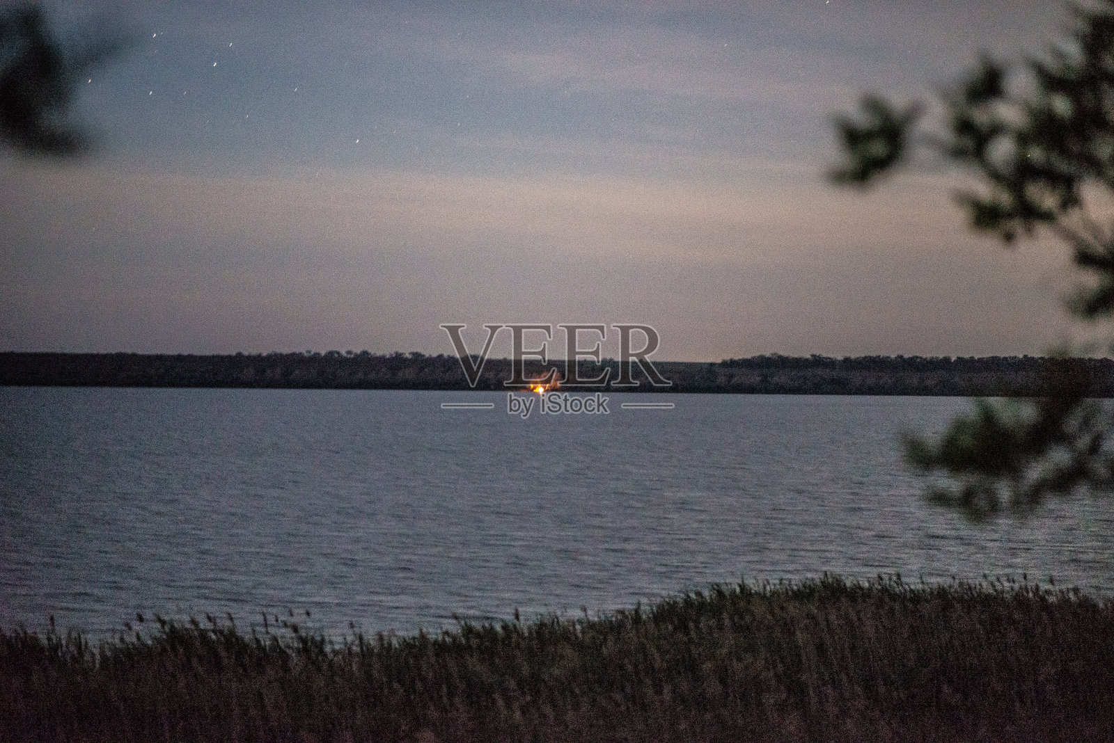 湖面不明飞行物照片摄影图片