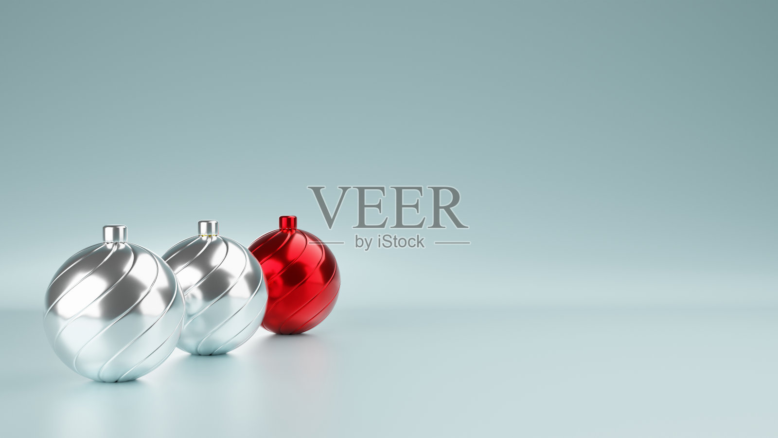 圣诞球与扭曲的纹理和闪亮的颜色银色和红色的最小风格在软蓝色圣诞背景与空白照片摄影图片