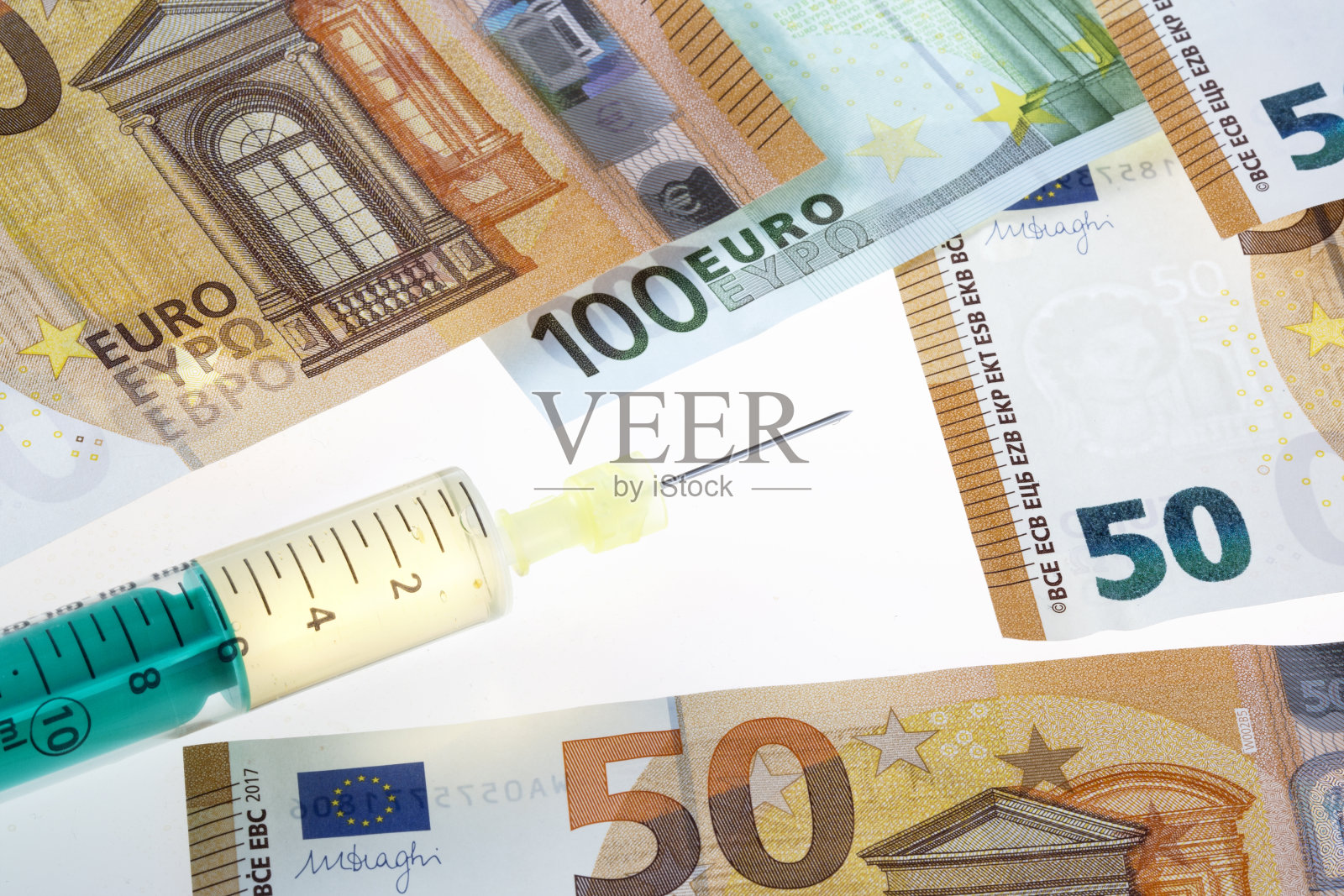 注射器、疫苗和欧元钞票照片摄影图片