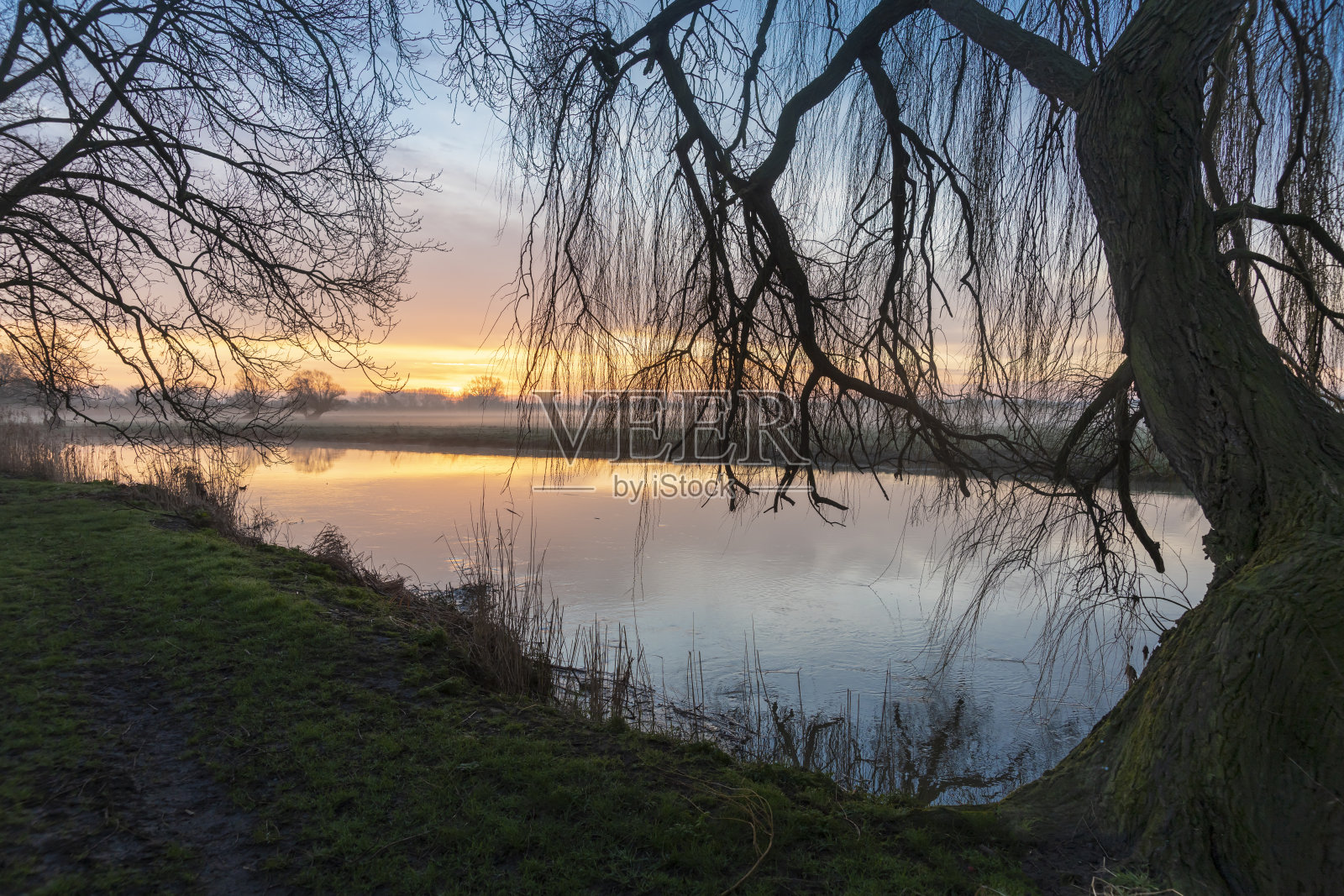 日出时的大河照片摄影图片