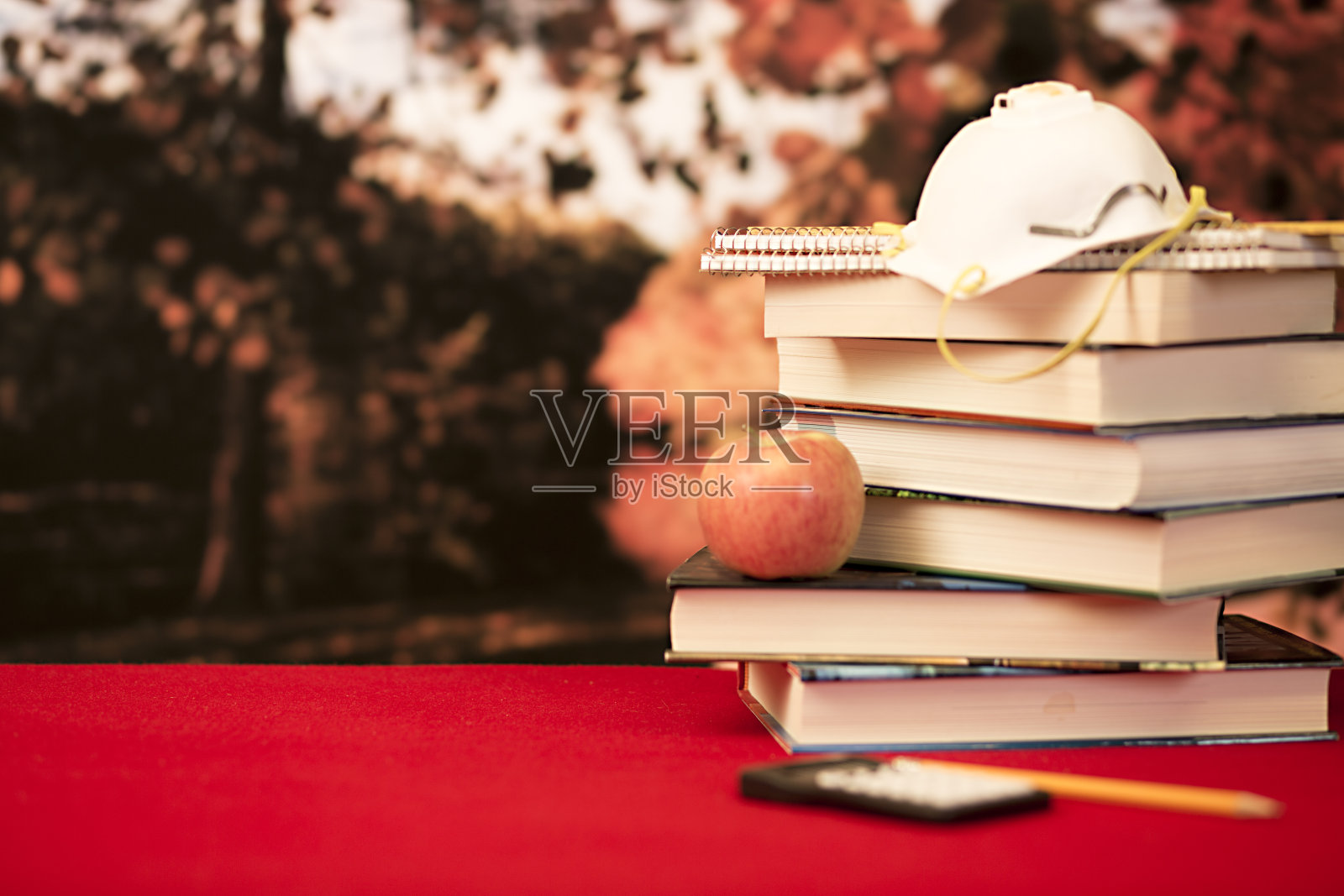 秋季背景下的课本堆照片摄影图片