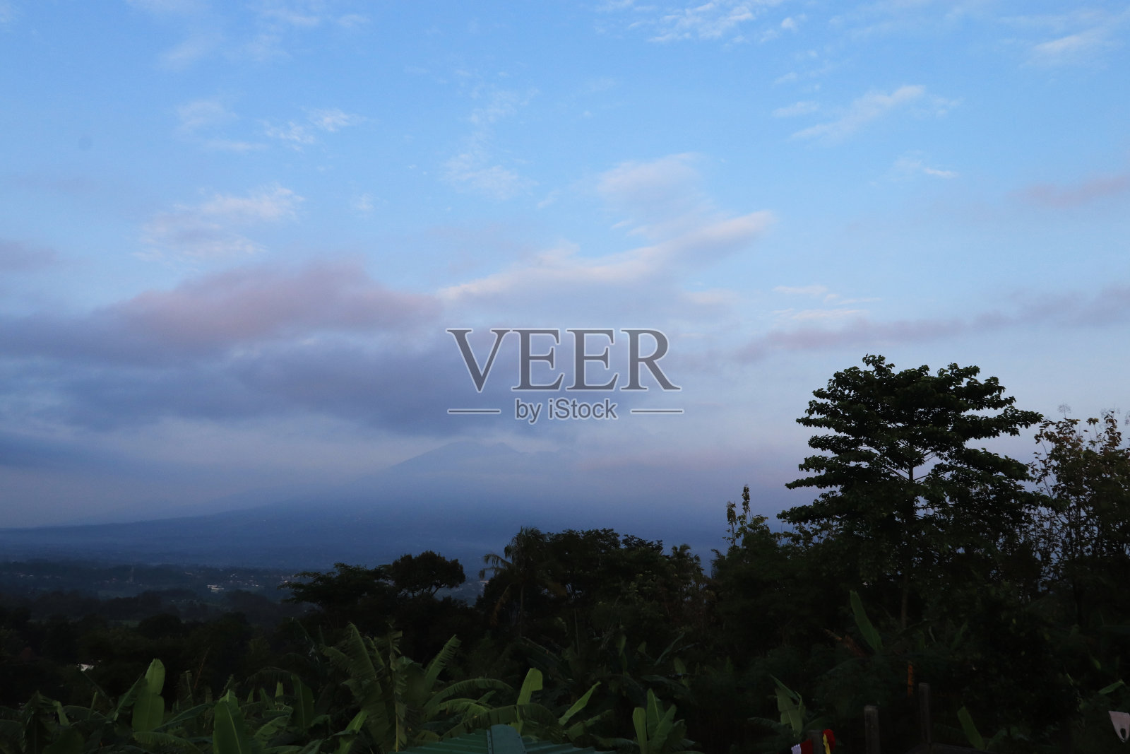 阳光明媚的早晨在山上照片摄影图片