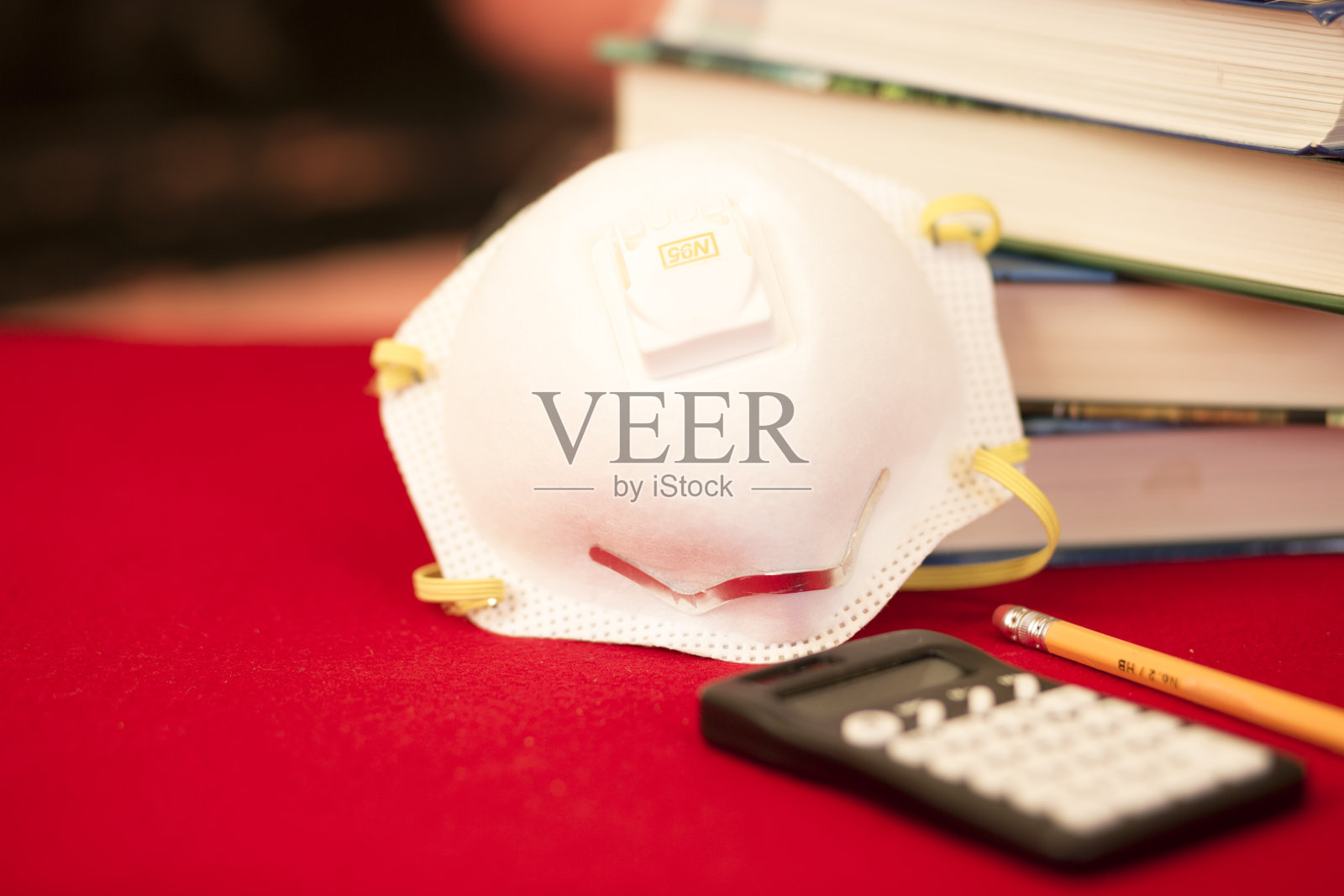 以秋天为背景的课本。照片摄影图片