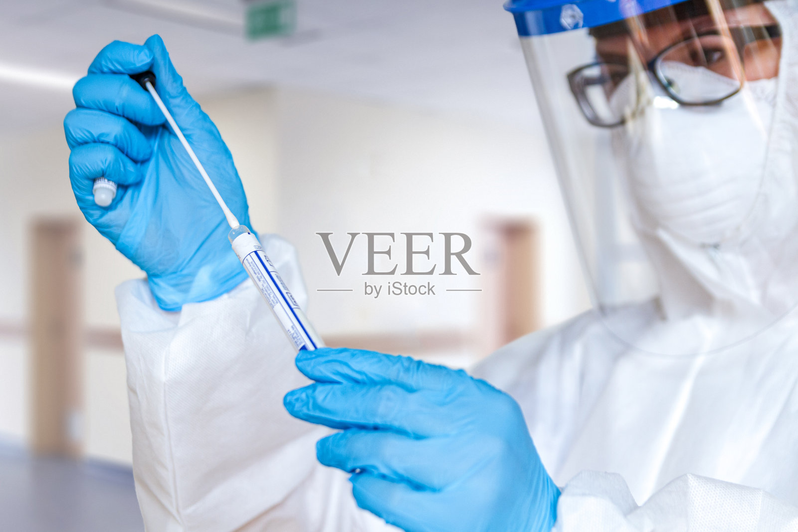 身着防护服的女医生或护士取标本拭子照片摄影图片