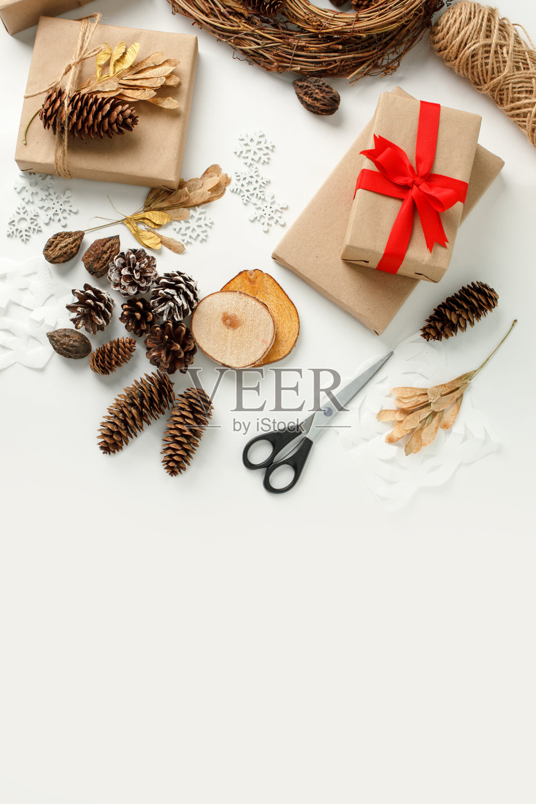 设置工具为圣诞节和零浪费，环保包装礼物在牛皮纸上的白色桌子，生态圣诞假日概念，生态装饰横幅，拷贝空间，2021年假期趋势，呆在家里照片摄影图片