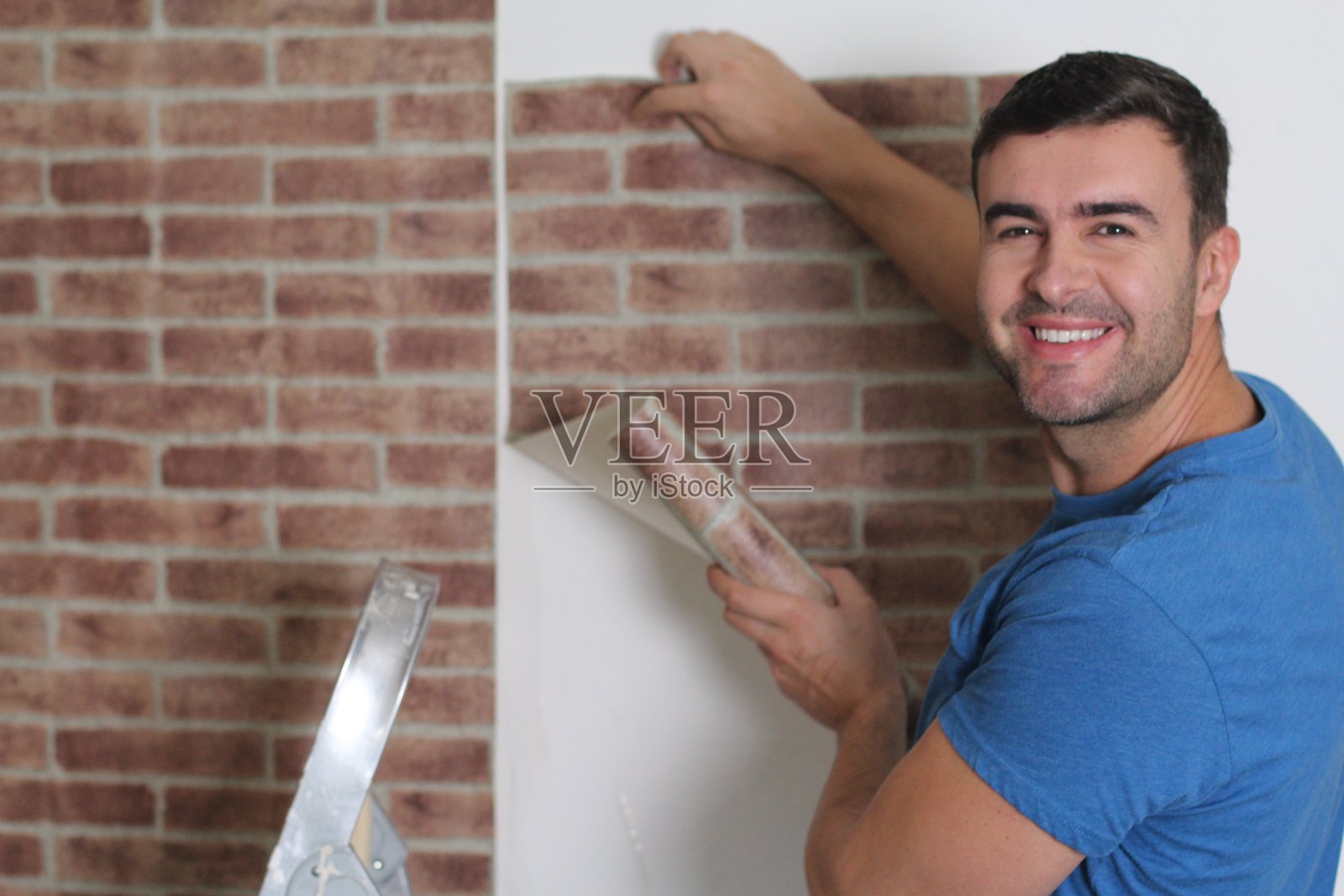 人贴砖墙风格的纸照片摄影图片