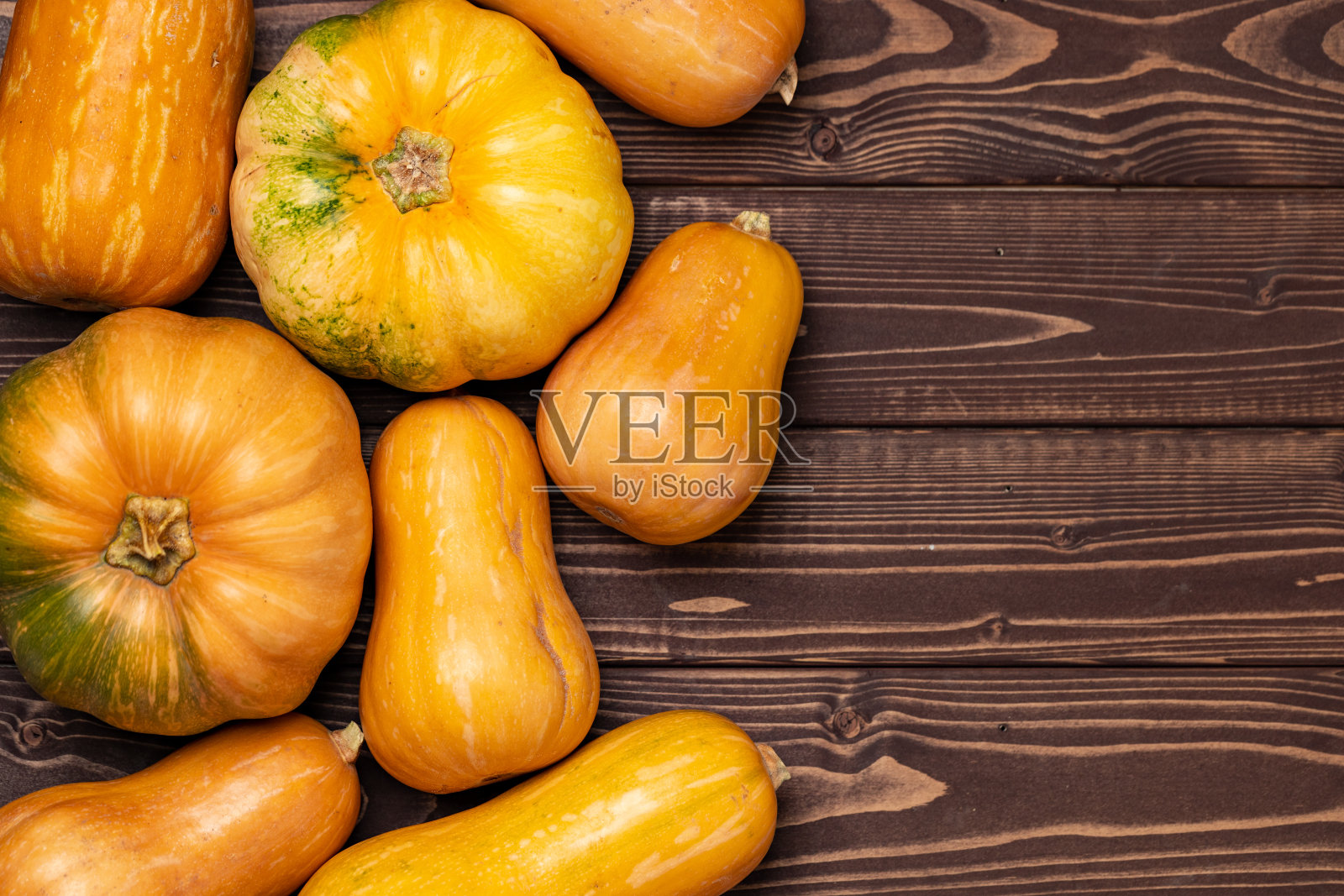 各种各样的小南瓜在木制的背景照片摄影图片