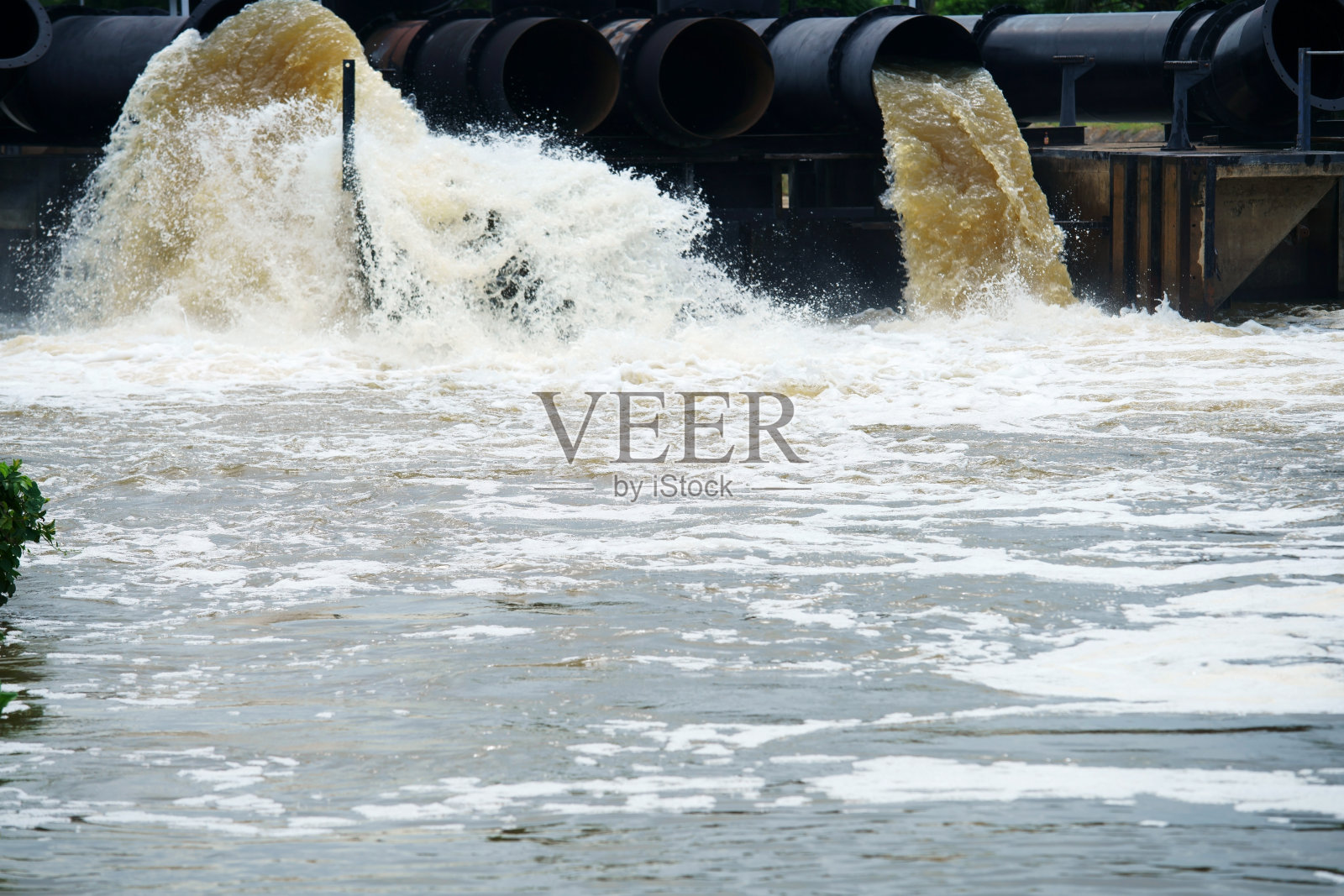 大型排水金属管照片摄影图片