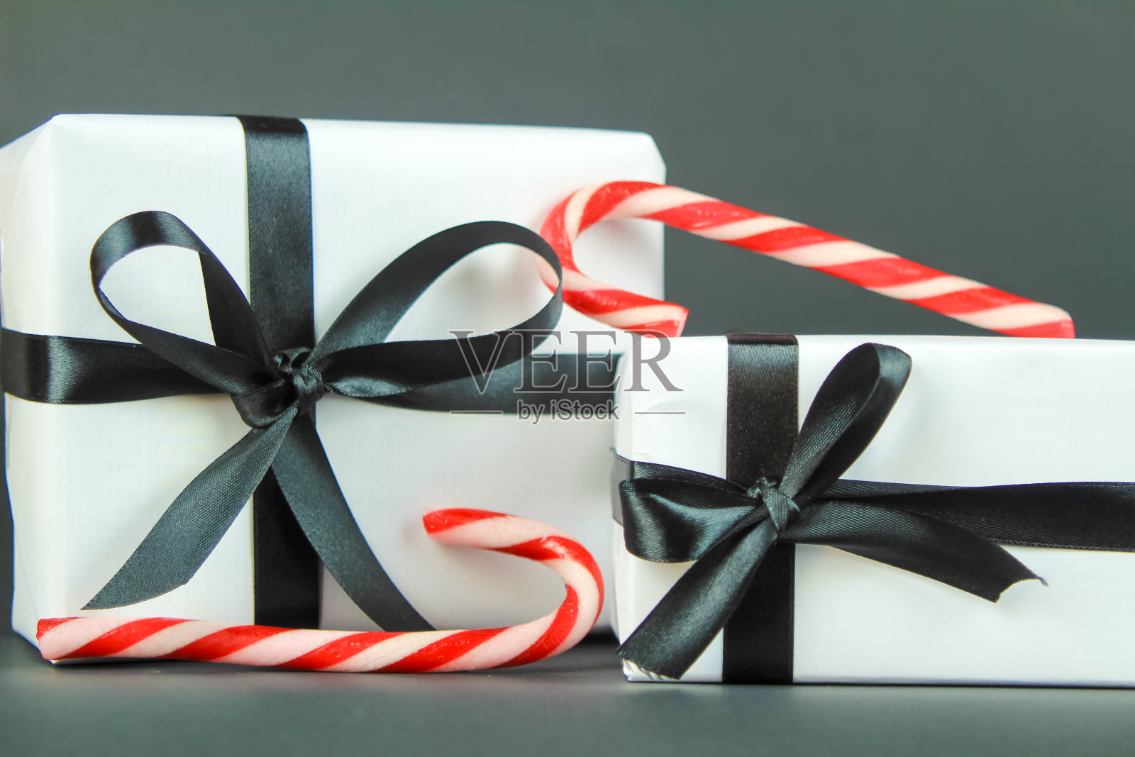 黑色背景的圣诞装饰礼物照片摄影图片