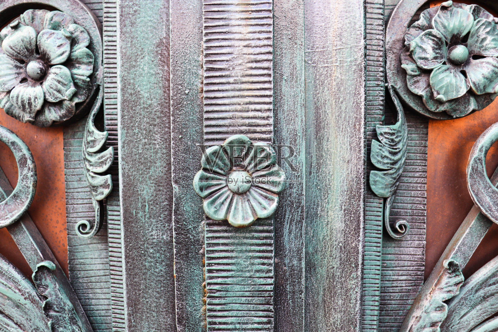 门上的锻造晶格碎片照片摄影图片