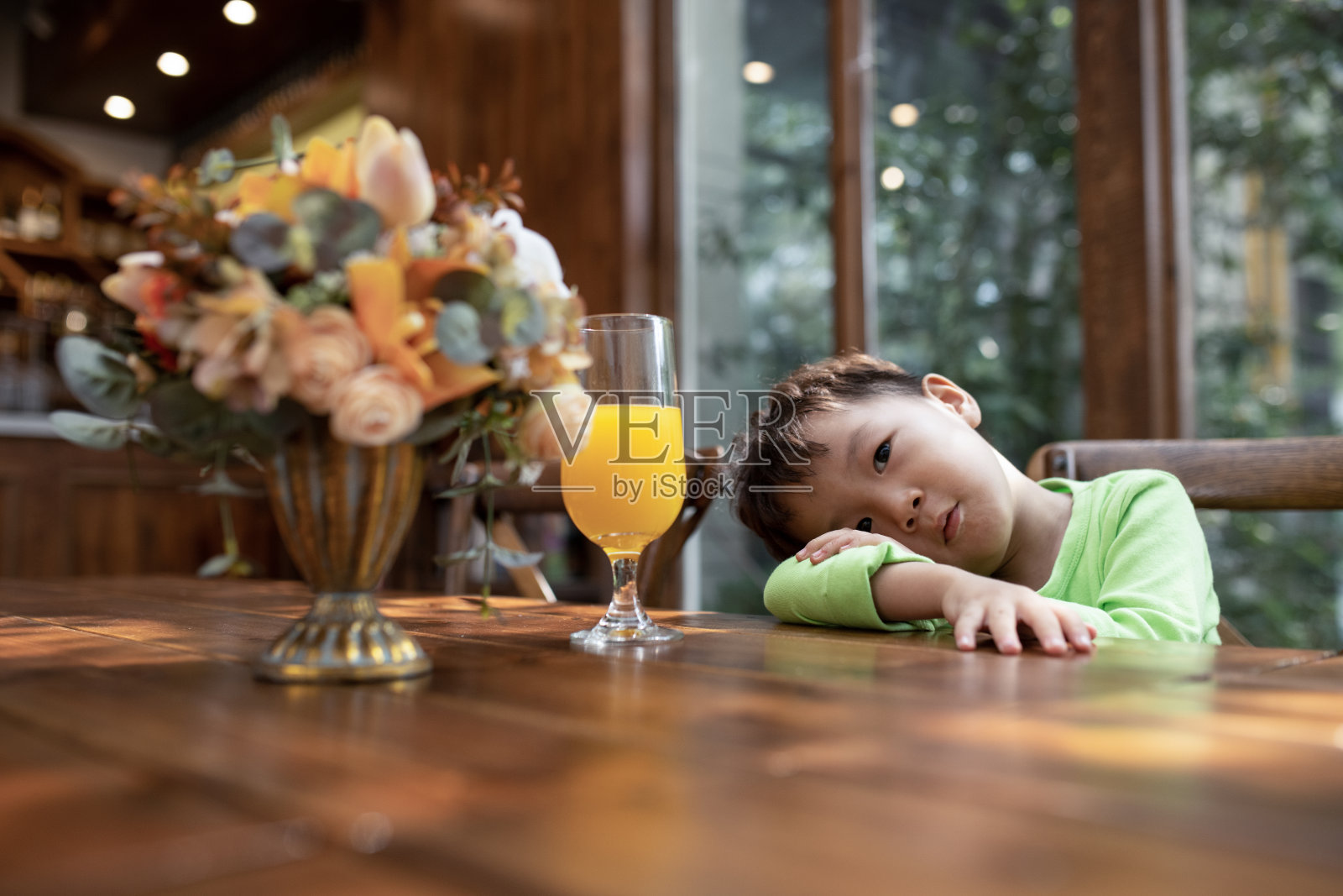 喝果汁的男孩照片摄影图片