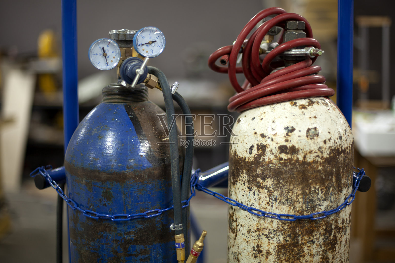 一种带两个气瓶的焊接压力表照片摄影图片