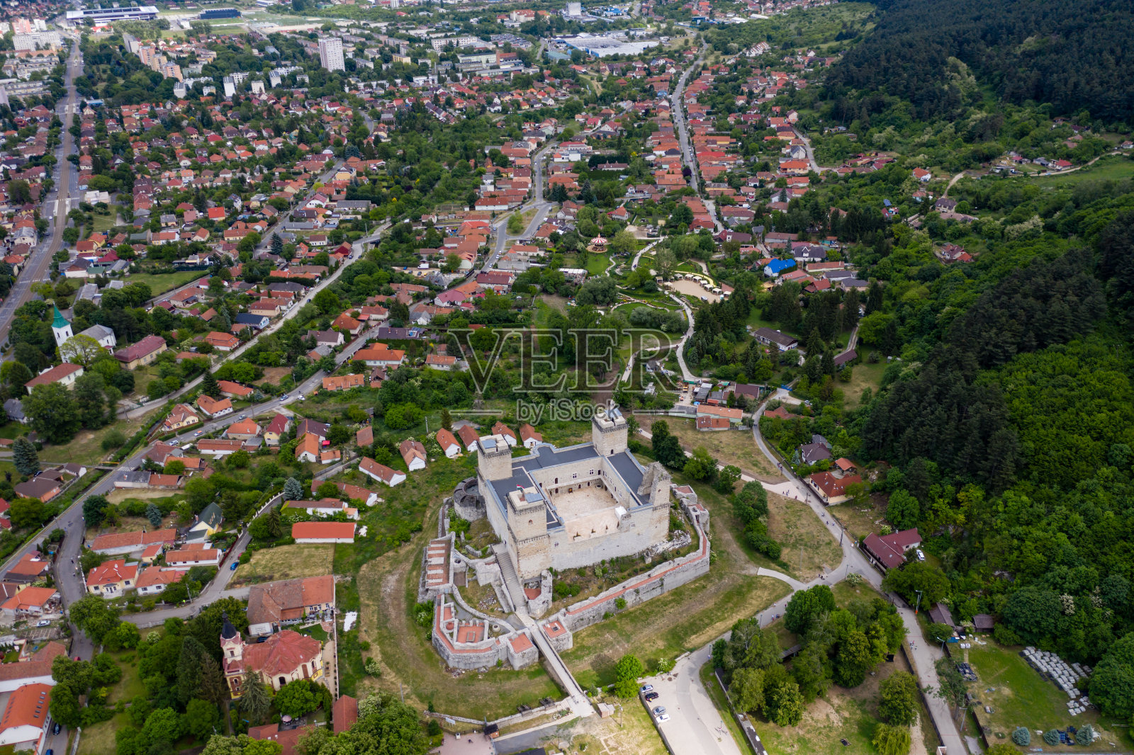 飞越城市地区照片摄影图片