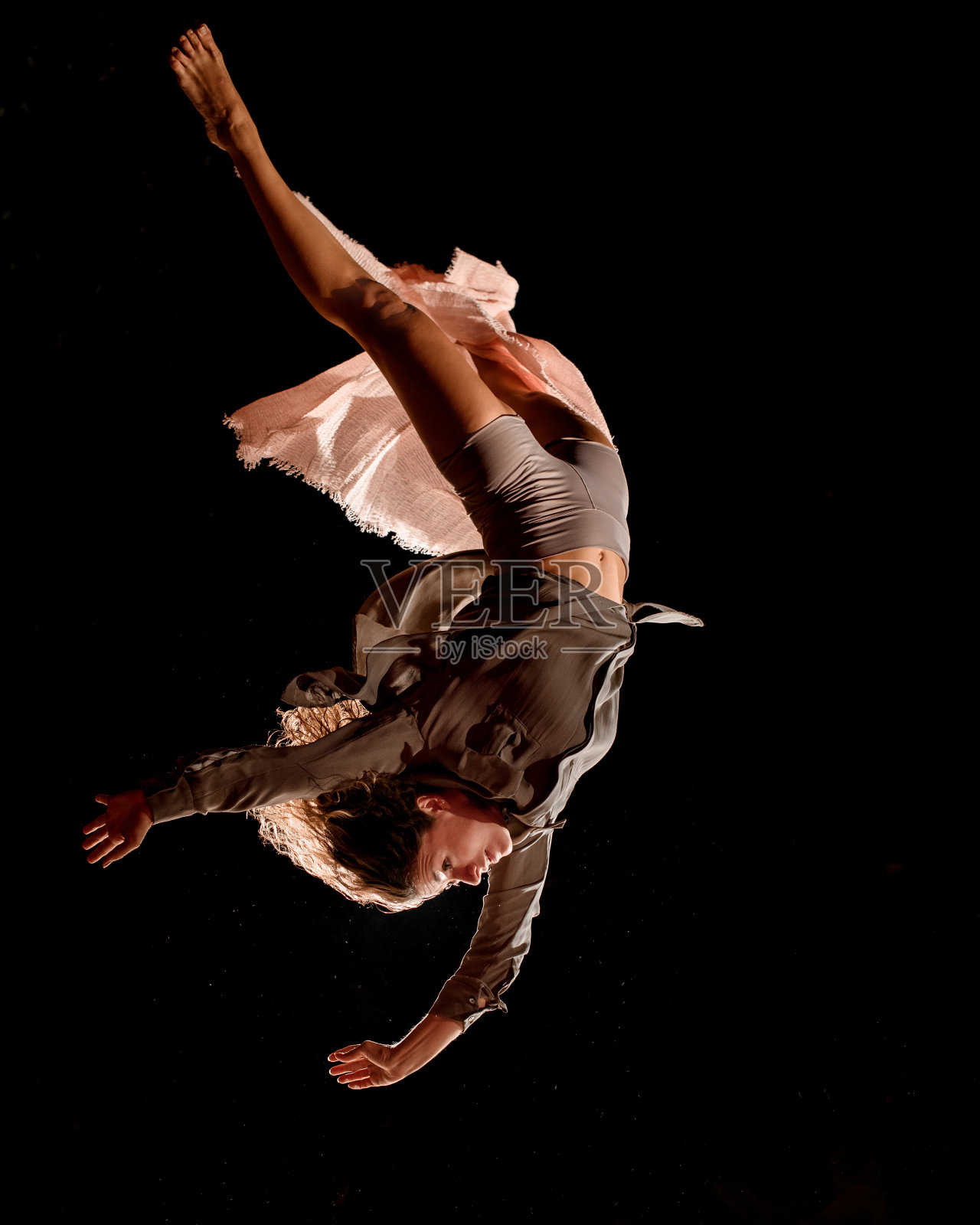 近距离观看美丽的女人跳在黑暗的时间和表演技巧颠倒照片摄影图片