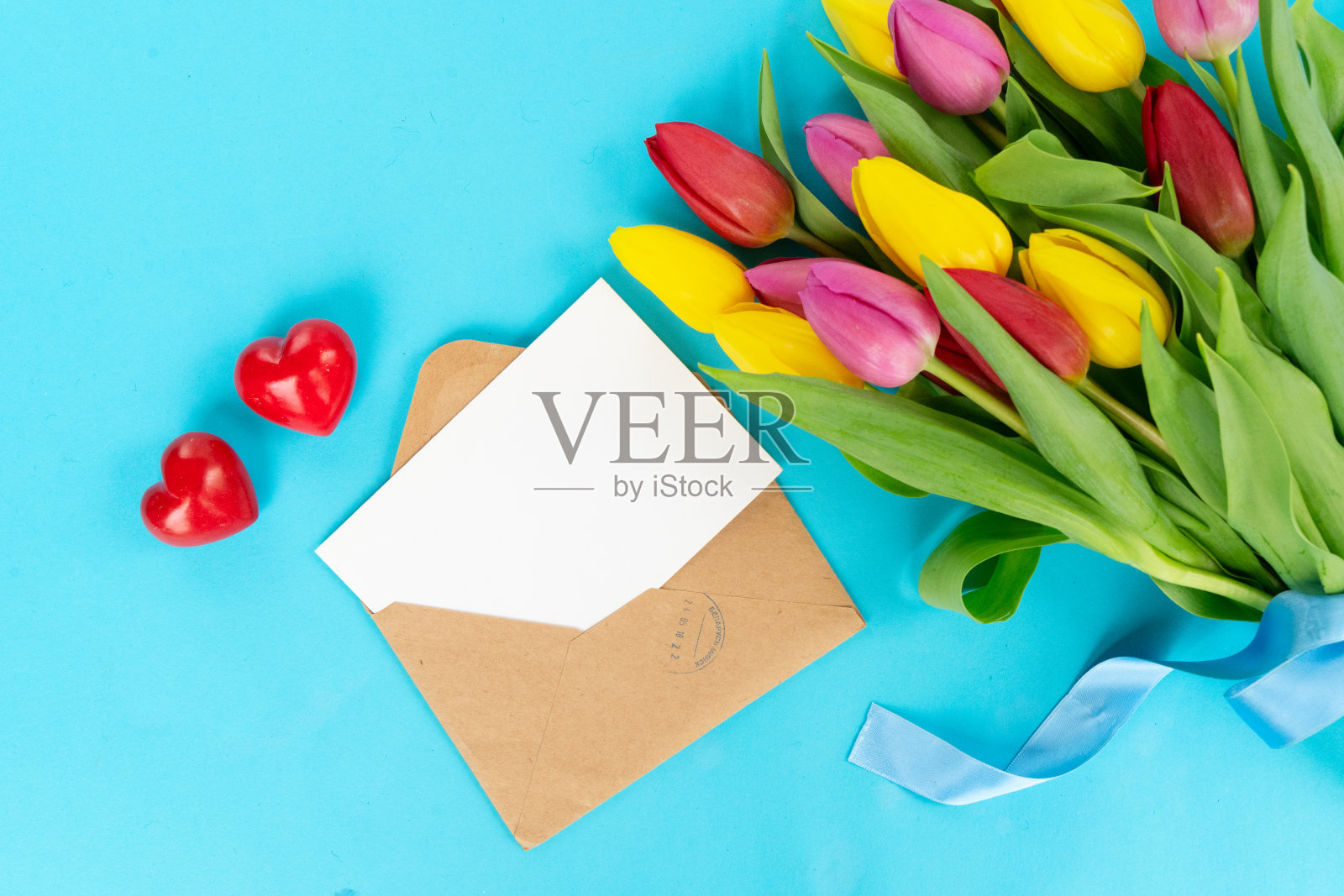 粉红色、黄色和紫色的郁金香花照片摄影图片