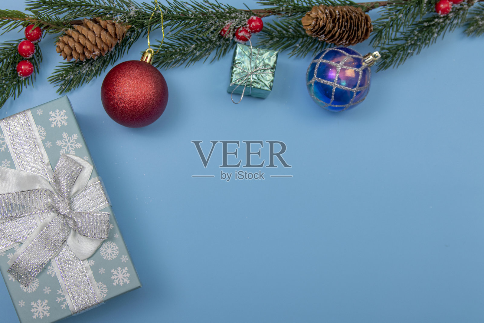 用冷杉、松树树枝和闪亮的球作为圣诞装饰。有选择性的重点。照片摄影图片