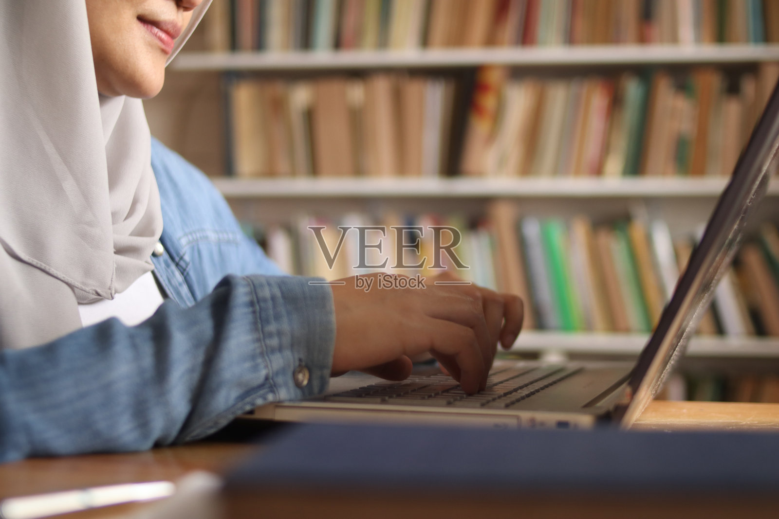 在图书馆学习的亚洲穆斯林妇女，考试准备概念照片摄影图片