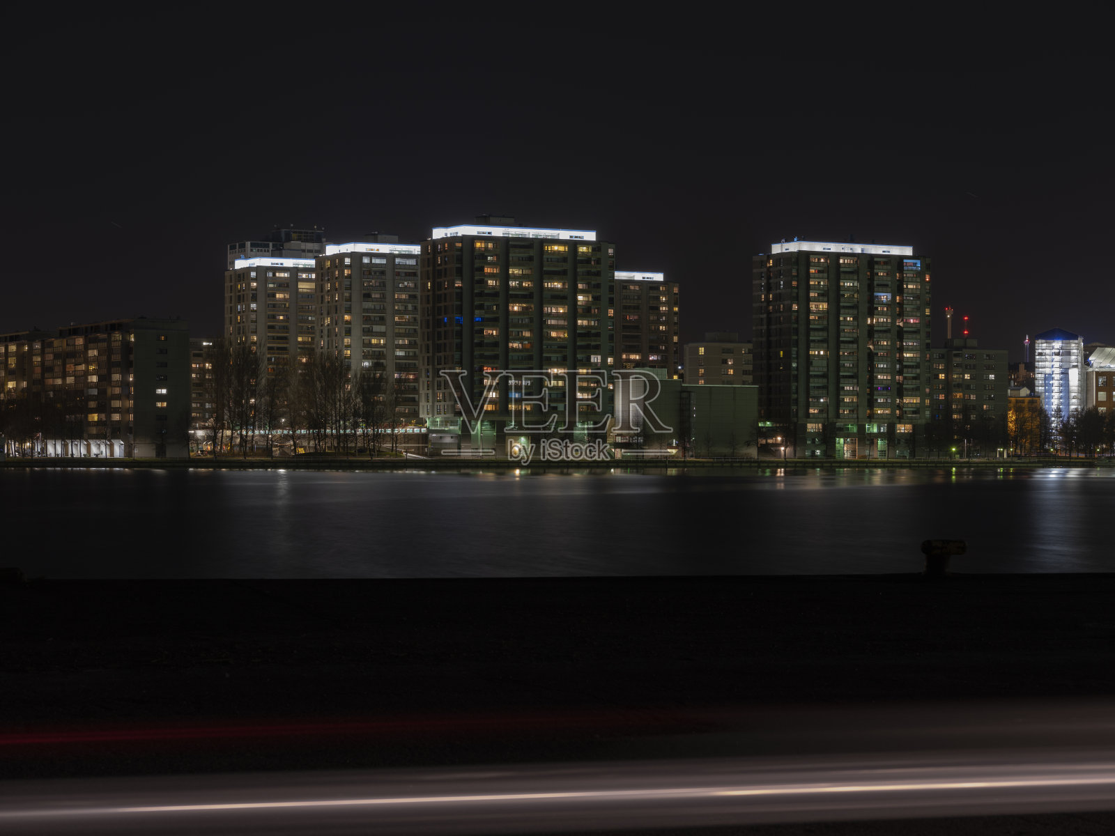 一个现代住宅区，向海滨投射倒影。照片摄影图片