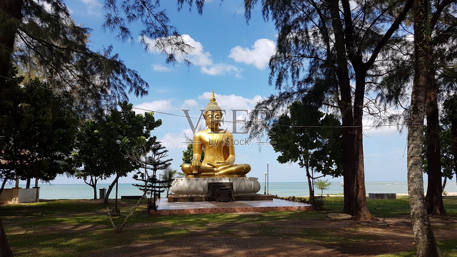 泰国考拉海啸纪念公园里的佛像白天的照片照片摄影图片