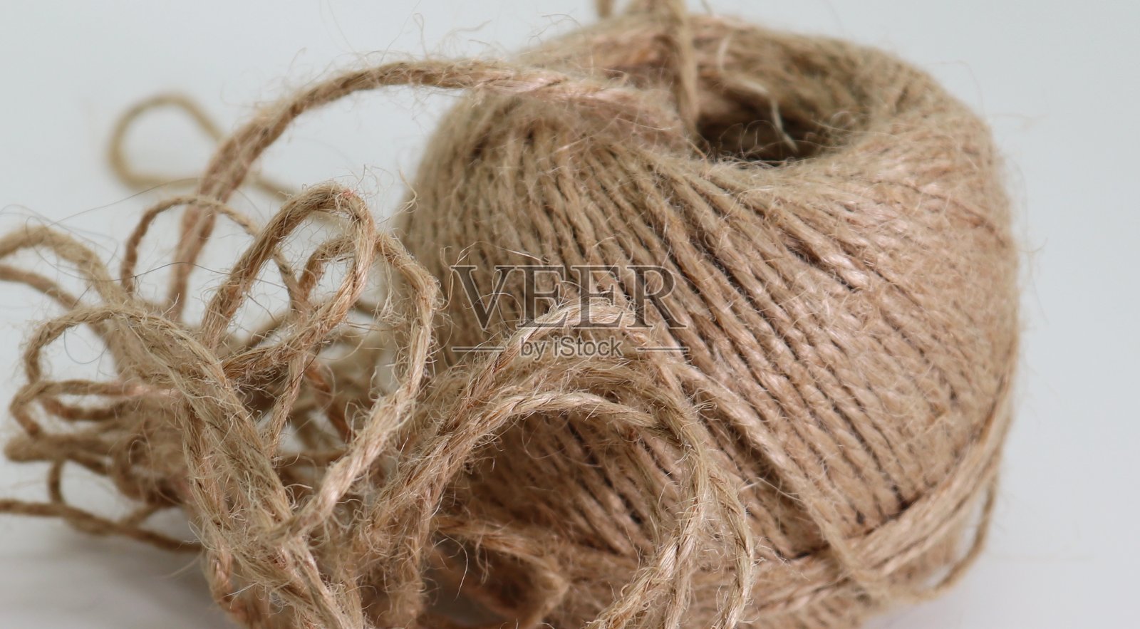 天然草编纱球，棕色草编纱照片摄影图片
