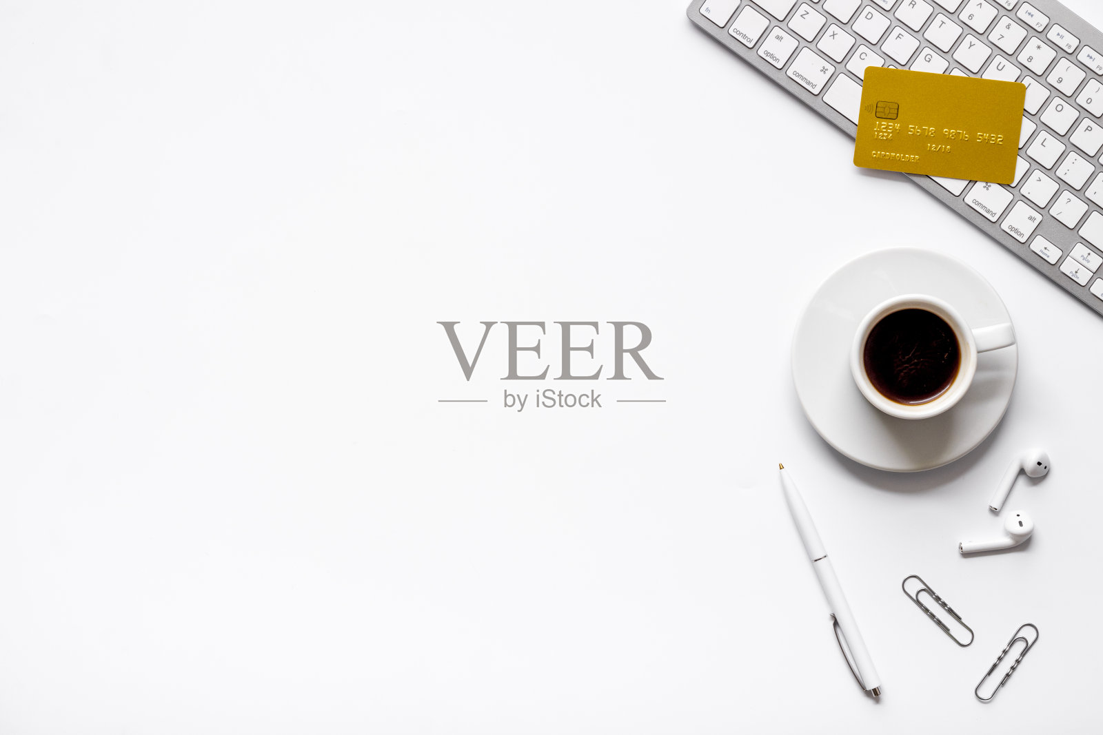 网上银行。安全支付通知电脑与信用卡，俯视图照片摄影图片