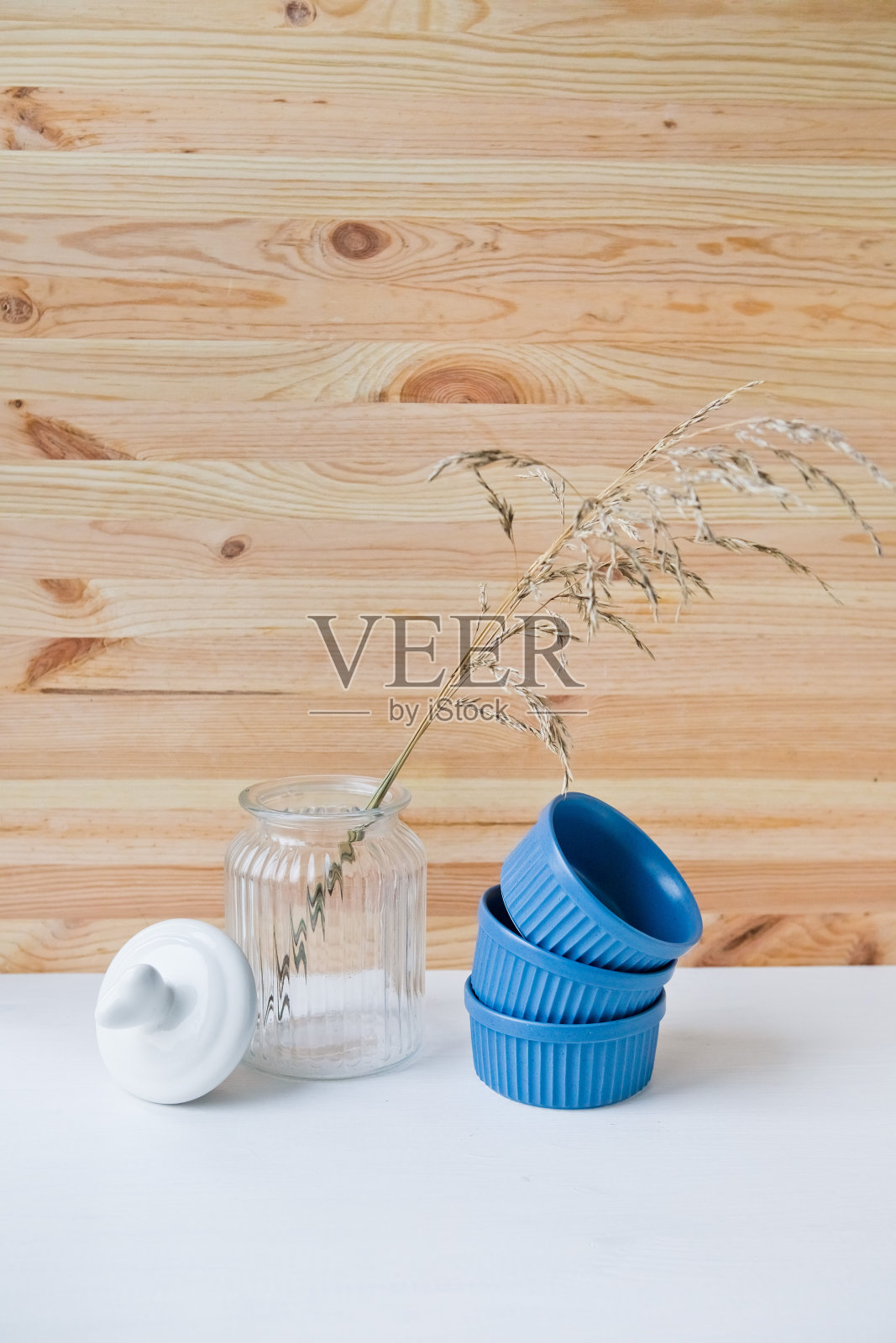 一套陶瓷盘子:小盘子和玻璃罐在木制背景照片摄影图片