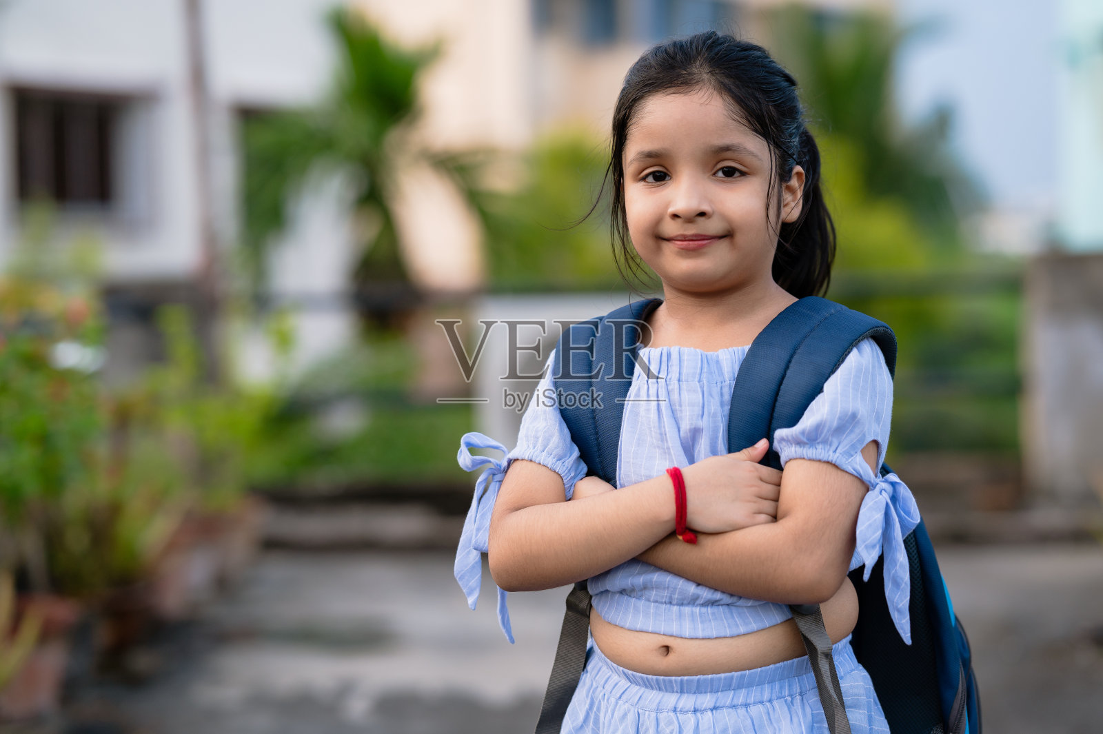 背着书包的可爱小学生照片摄影图片