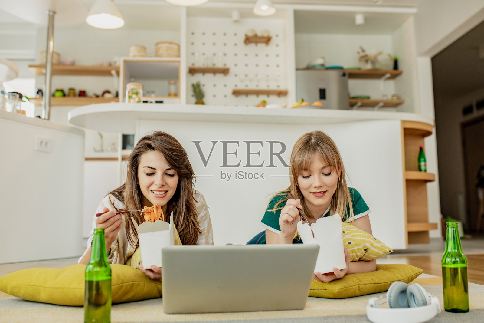 两位女性朋友点了意大利面在家吃照片摄影图片