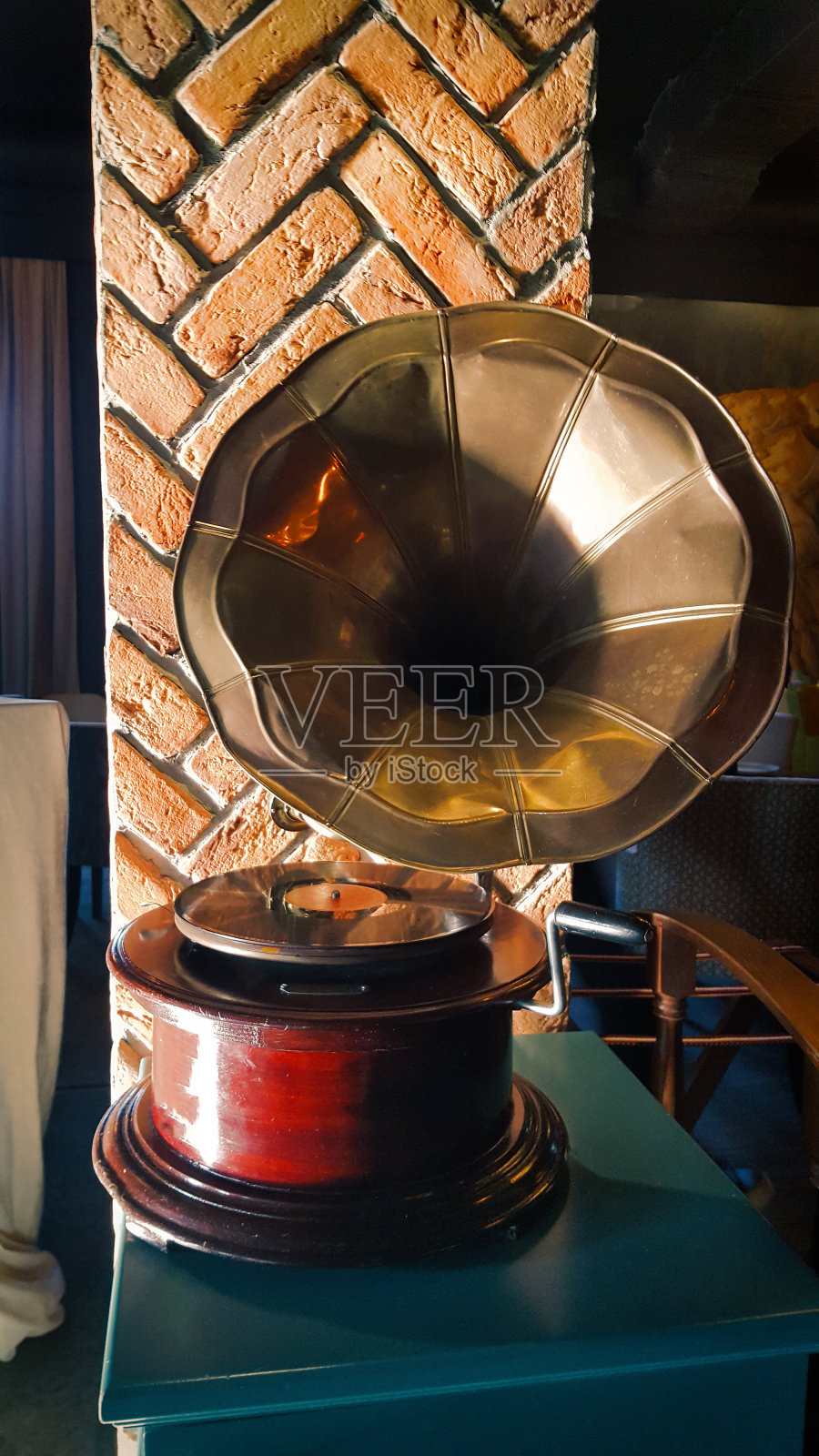 带有底片或乙烯基唱片的留声机。古董铜管电唱机。带喇叭的留声机。垂直照片摄影图片