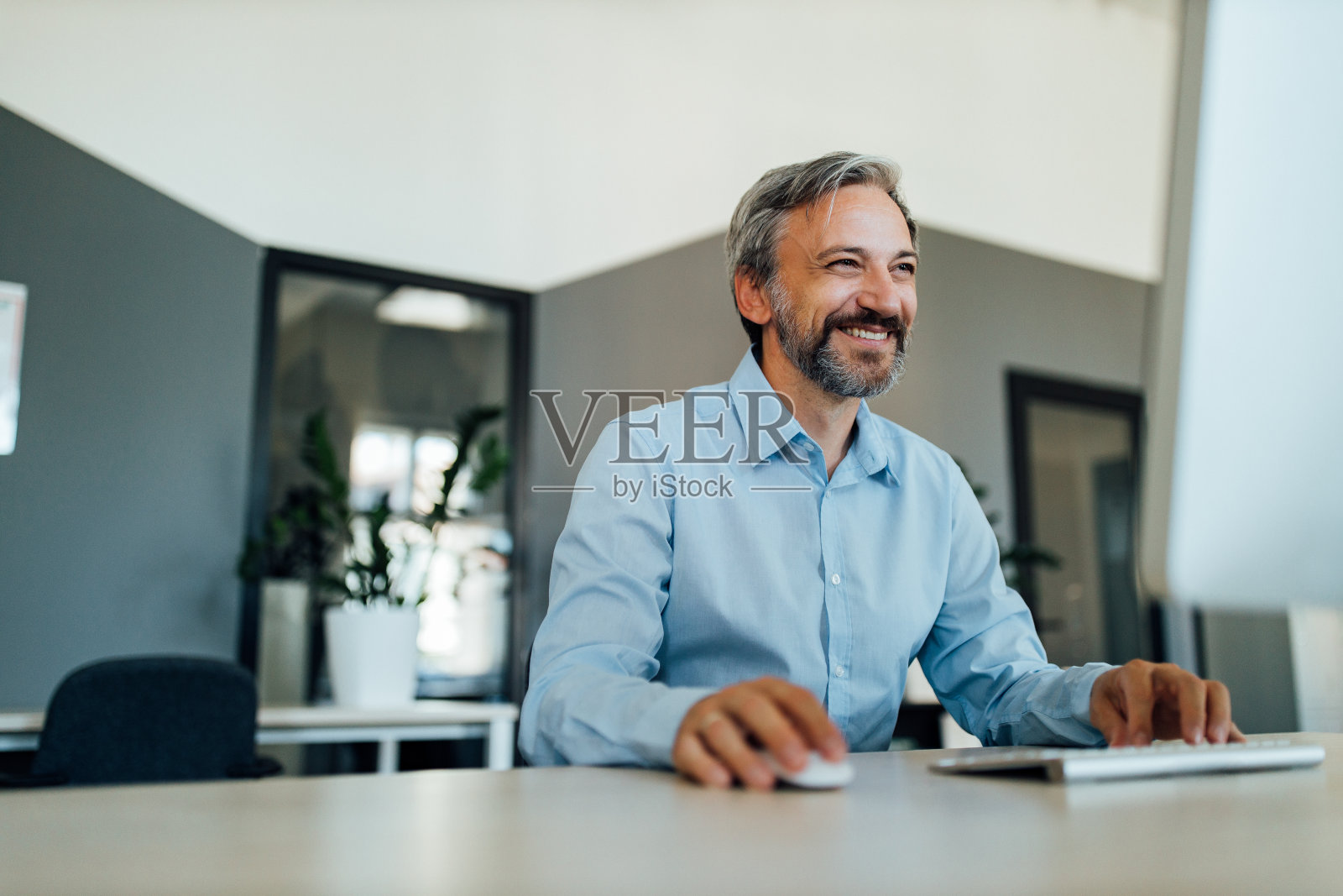 微笑在工作。照片摄影图片