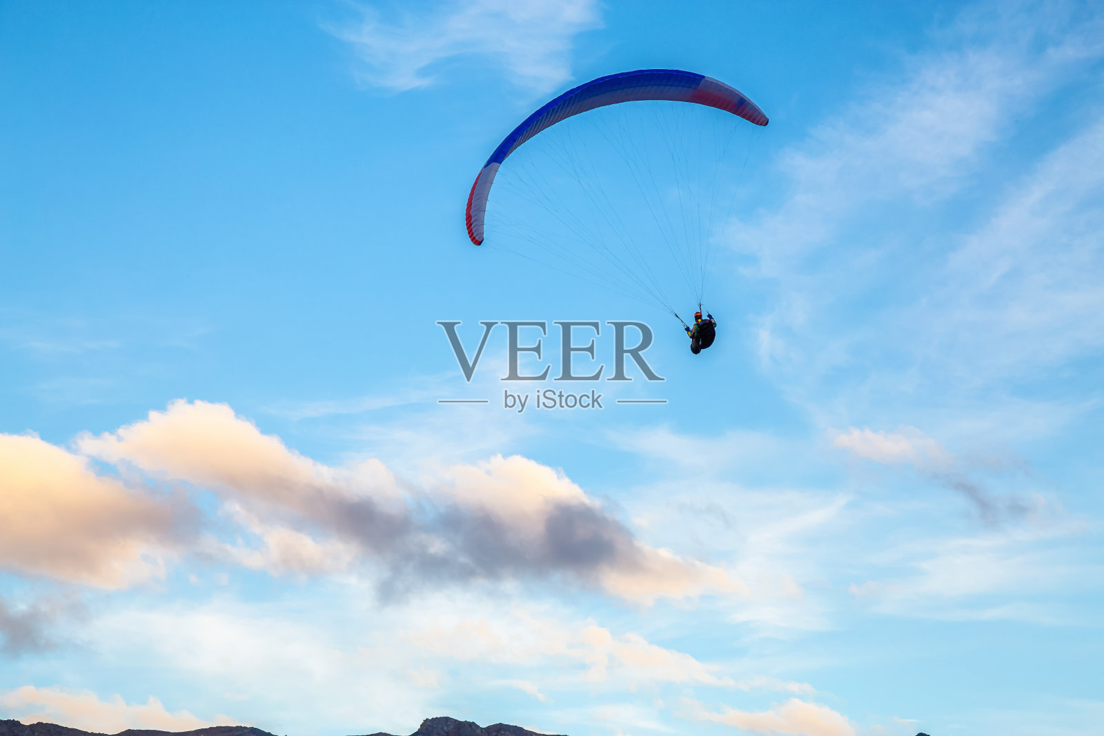 滑翔伞飞越风景优美的山脉在加拿大的自然照片摄影图片