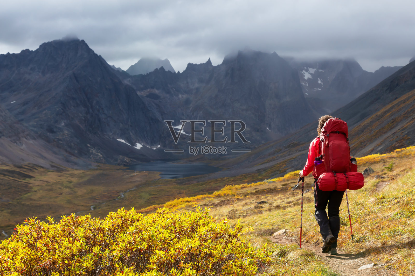 在风景优美的岩石徒步旅行的女人照片摄影图片