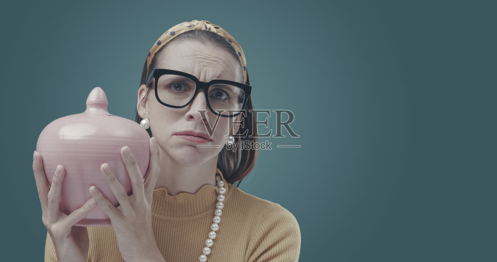 失望的女人拿着她的积蓄照片摄影图片