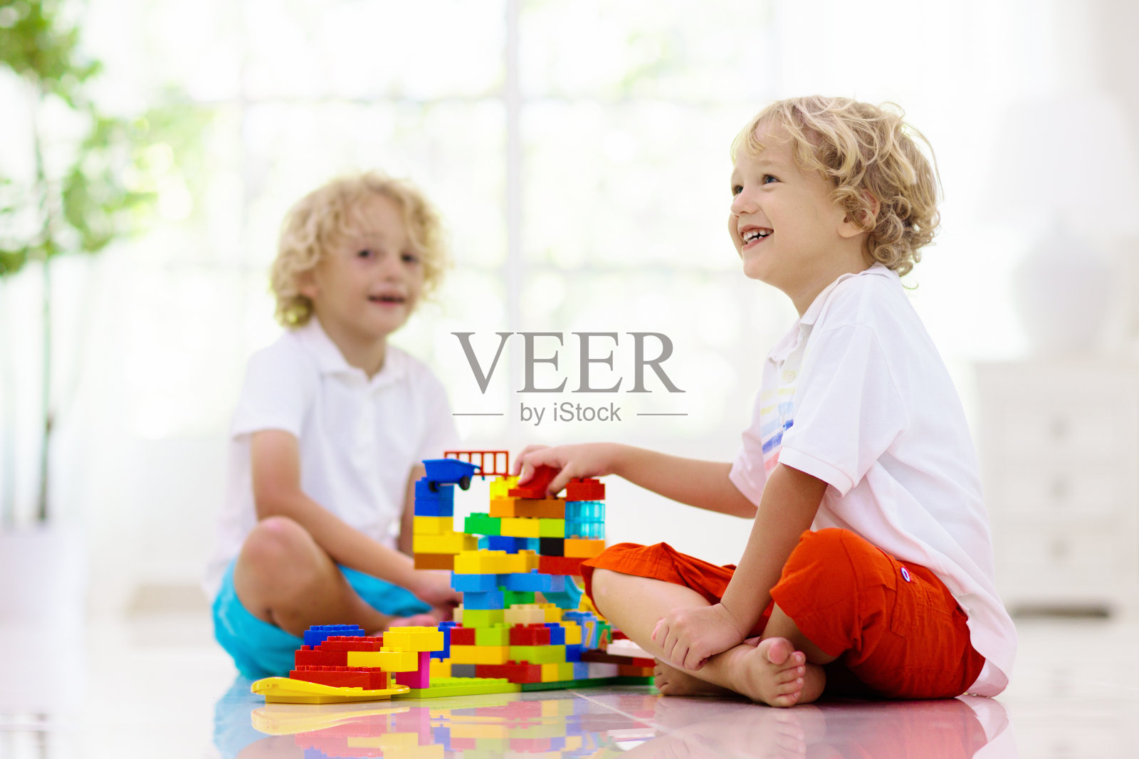 孩子在玩积木。孩子们玩。照片摄影图片